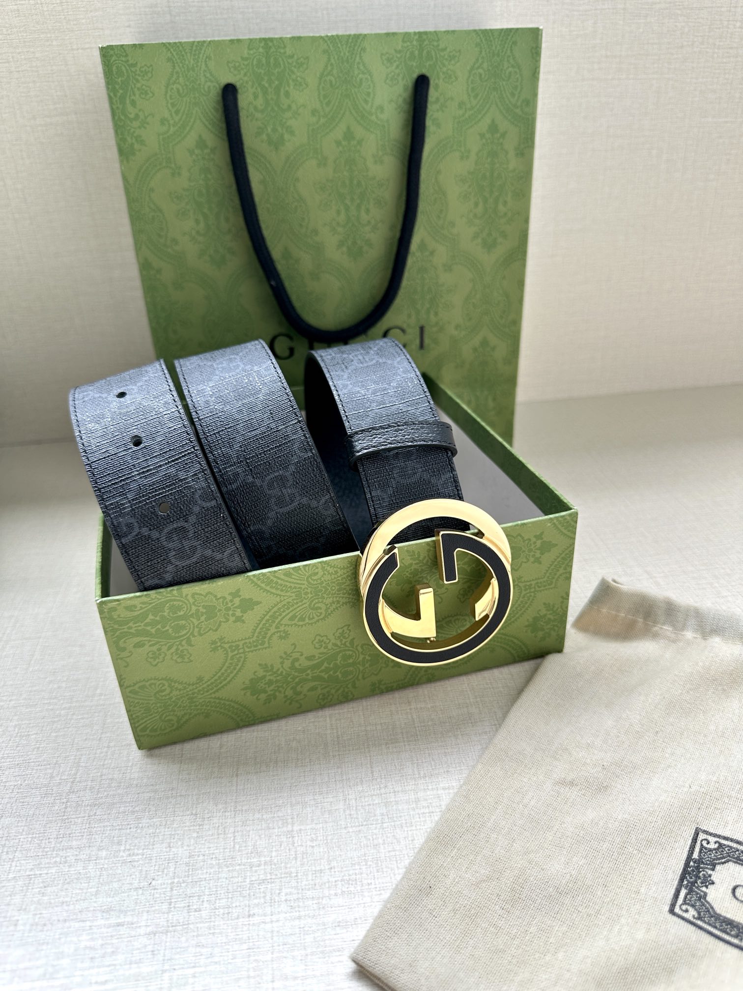 宽度3.8cm GG Marmont系列每一季都会推陈出新 黑色/米色和乌木色GG Supreme帆布腰带-Chinese UA Cheap High Quatity Brand Clothes Bags handbags Sneakers wholesale wholesaler seller from China Factory suppliers Fashion Clothing Shoes best Quality Beautiful Price 宽度3.8cm GG Marmont系列每一季都会推陈出新 黑色/米色和乌木色GG Supreme帆布腰带