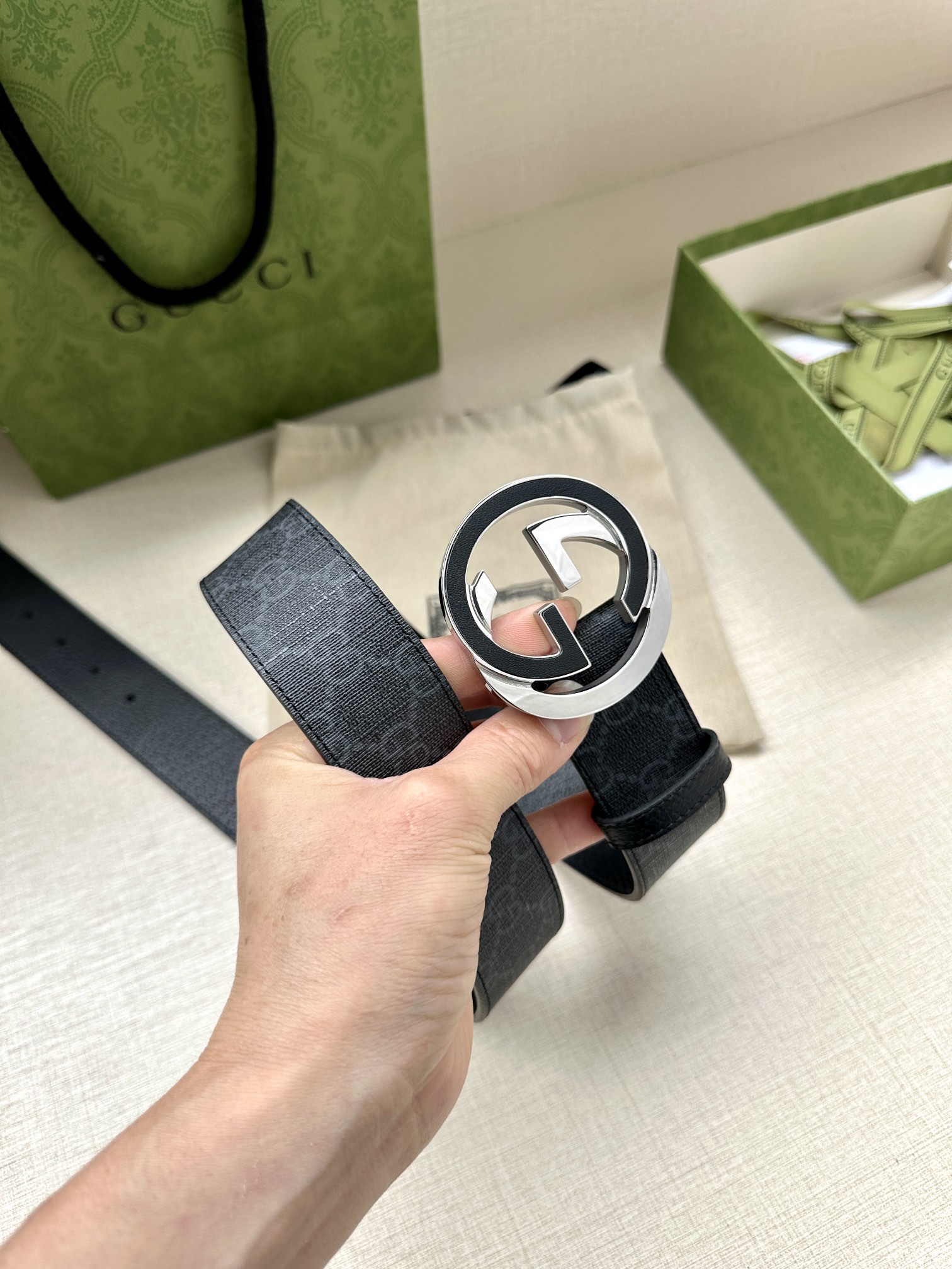 宽度3.8cm GG Marmont系列每一季都会推陈出新 黑色/米色和乌木色GG Supreme帆布腰带-Chinese UA Cheap High Quatity Brand Clothes Bags handbags Sneakers wholesale wholesaler seller from China Factory suppliers Fashion Clothing Shoes best Quality Beautiful Price 宽度3.8cm GG Marmont系列每一季都会推陈出新 黑色/米色和乌木色GG Supreme帆布腰带