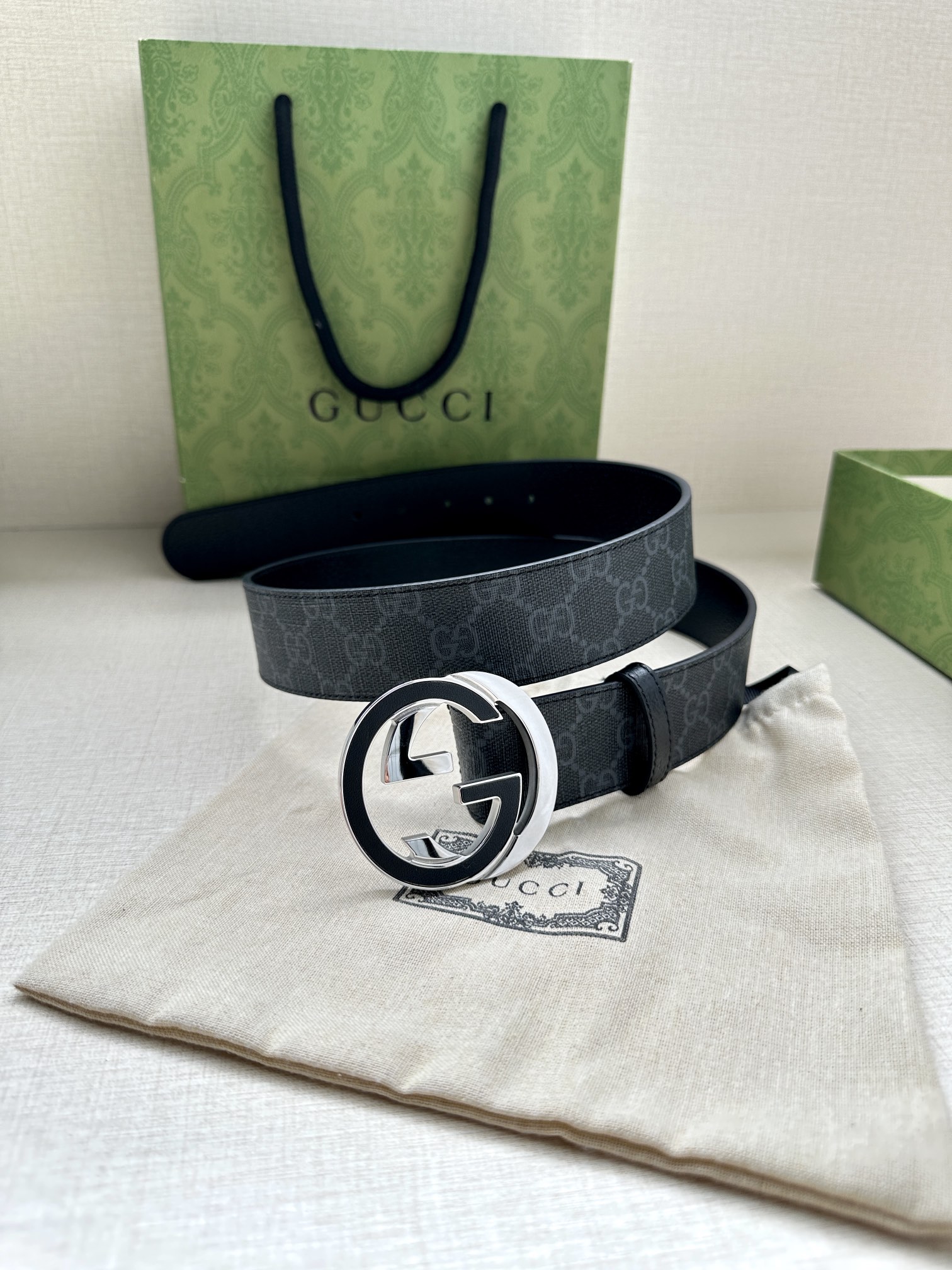 宽度3.8cm GG Marmont系列每一季都会推陈出新 黑色/米色和乌木色GG Supreme帆布腰带-Chinese UA Cheap High Quatity Brand Clothes Bags handbags Sneakers wholesale wholesaler seller from China Factory suppliers Fashion Clothing Shoes best Quality Beautiful Price 宽度3.8cm GG Marmont系列每一季都会推陈出新 黑色/米色和乌木色GG Supreme帆布腰带