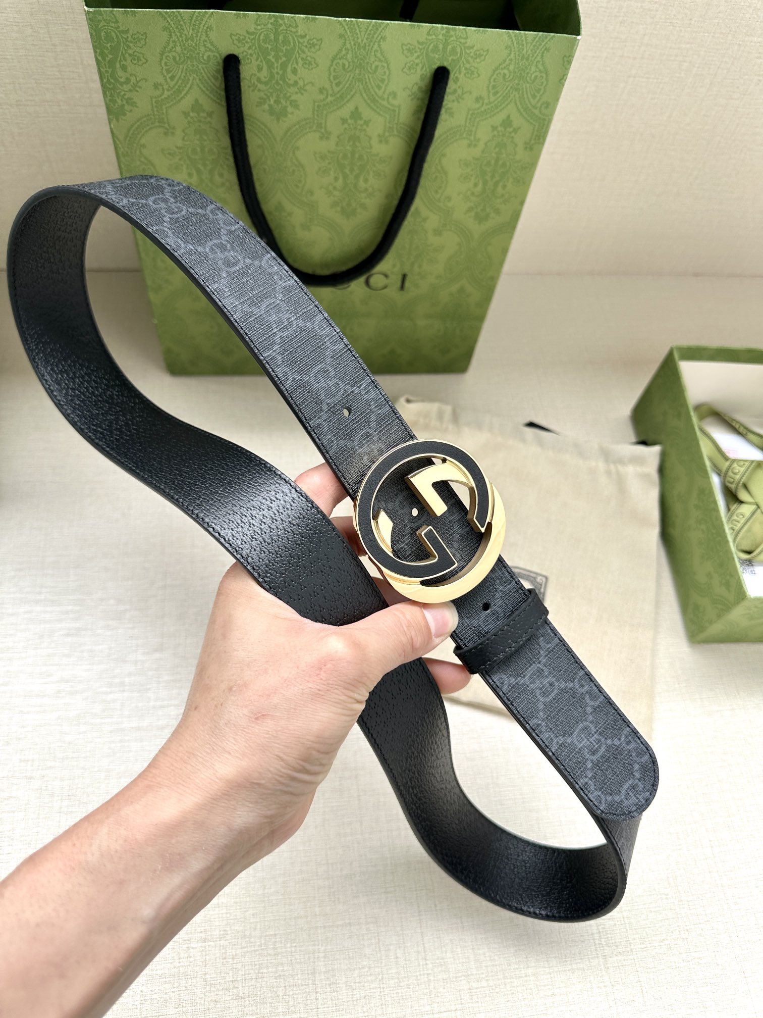 宽度3.8cm GG Marmont系列每一季都会推陈出新 黑色/米色和乌木色GG Supreme帆布腰带-Chinese UA Cheap High Quatity Brand Clothes Bags handbags Sneakers wholesale wholesaler seller from China Factory suppliers Fashion Clothing Shoes best Quality Beautiful Price 宽度3.8cm GG Marmont系列每一季都会推陈出新 黑色/米色和乌木色GG Supreme帆布腰带