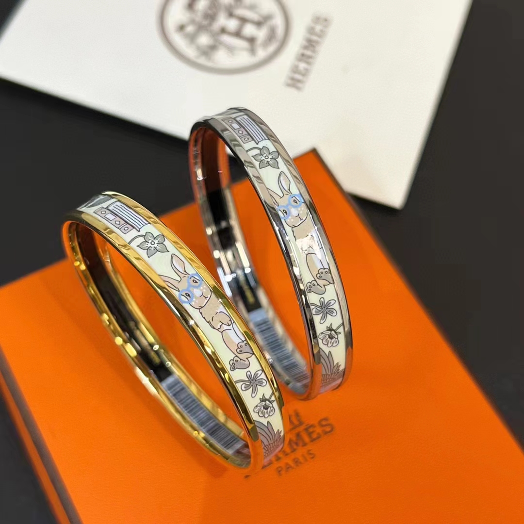 NO:101220,New HERMES Hermes Rabbit Bracelet One to One Seiko Version HERMES Hermes TEA FOR TWO BANGLE Rabbit Bracelet Authentic Replica V Gold Craft Enamel Print Drop Oil Industry's Most Advanced and Full Version Weight 19.9g Size 62 [Palm Latitude Less than 19cm] Color Gold-edged Cream White Rabbit Silver-edged Cream White Rabbit Gold-edged Blue Rabbit Silver-edged Blue Rabbit Silver-edged Blue Rabbit 4 colors, Hermes Bracelet, hermes, hermes, bracelet19860909新品HERMES爱马仕兔子手镯 一比一精工版本 HERMES爱马仕TEA FOR TWO BANGLE兔子手镯 正品复刻打造 V金工艺 珐琅印花滴油 行业最尖端最全版本 克重19.9g 尺寸62【手掌纬度小于19cm】 颜色金边奶油白兔兔 银边奶油白兔兔 金边蓝底兔兔 银边蓝色兔兔 4个颜色,爱马仕手镯,hermes,hermes,bracelet,Jewelry