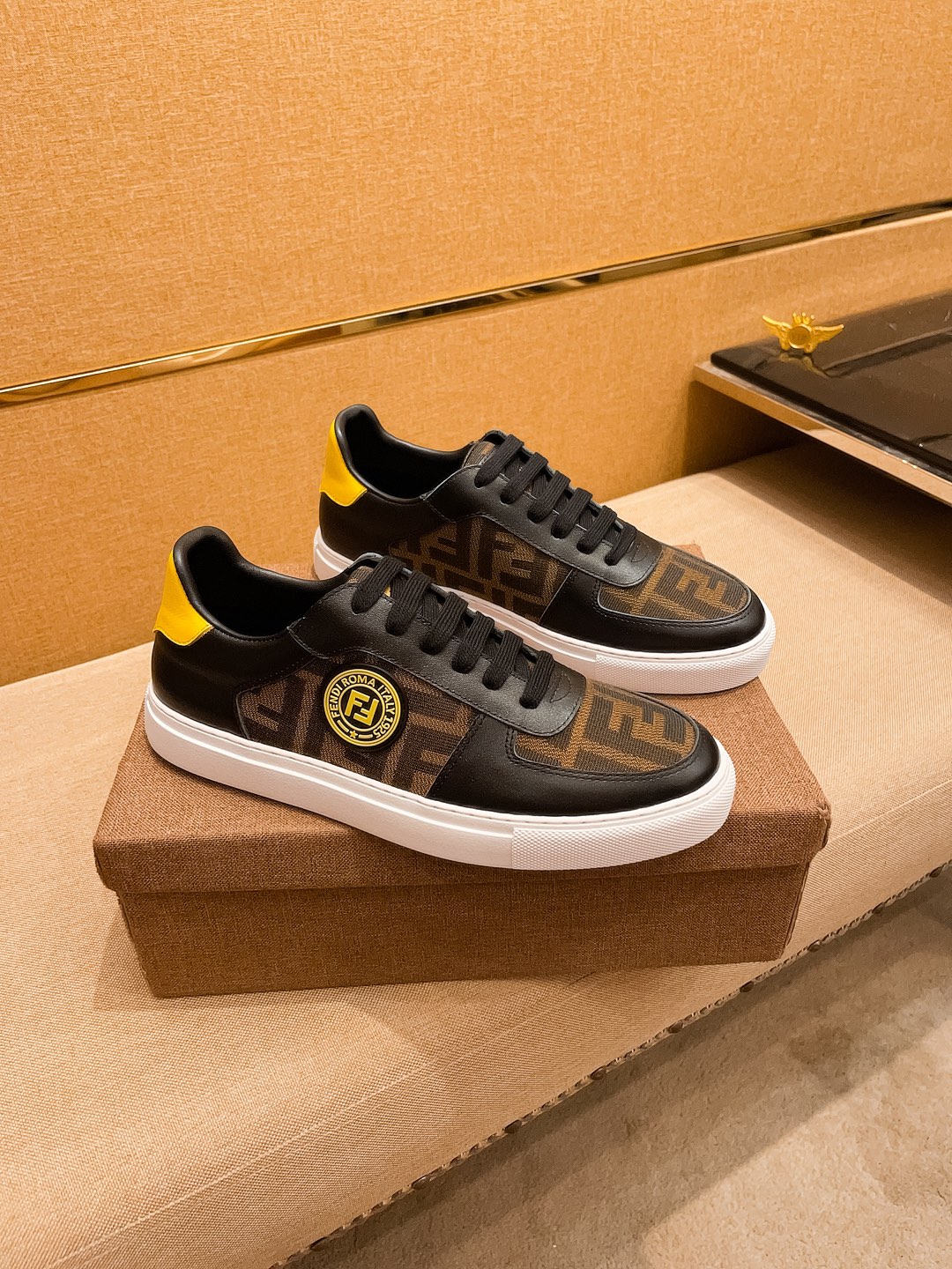 NO:346546,[Fendi] High-end Men's Shoes Brand Official Website 11's latest masterpiece upper is made of Italian imported cowhide with comfortable and breathable inner original non-slip and wear-resistant outsole, making walking more convenient and comfortable!  Exclusive new style, amazing work, beautiful 11 ​​replica [color] compared to the official quality!  Create a fashionable personality to set off your uniqueness!  A must-have for trendy men! Classic size: 38-44 Color 2 colors available.,,fendi,cowhide19860909【 芬迪】男鞋高端品牌 官网11最新力作鞋面采用意大利进口头层牛皮搭配舒适透气内里原版防滑耐磨大底制作,让行走更加便捷舒适！独家新款,惊世之作,与官方的质量相比美的11复刻[色]！打造时尚个性衬托你的与众不同！潮男必备!经典尺码:38-44 颜色 2色可选.,,fendi,cowhide,Men's shoes