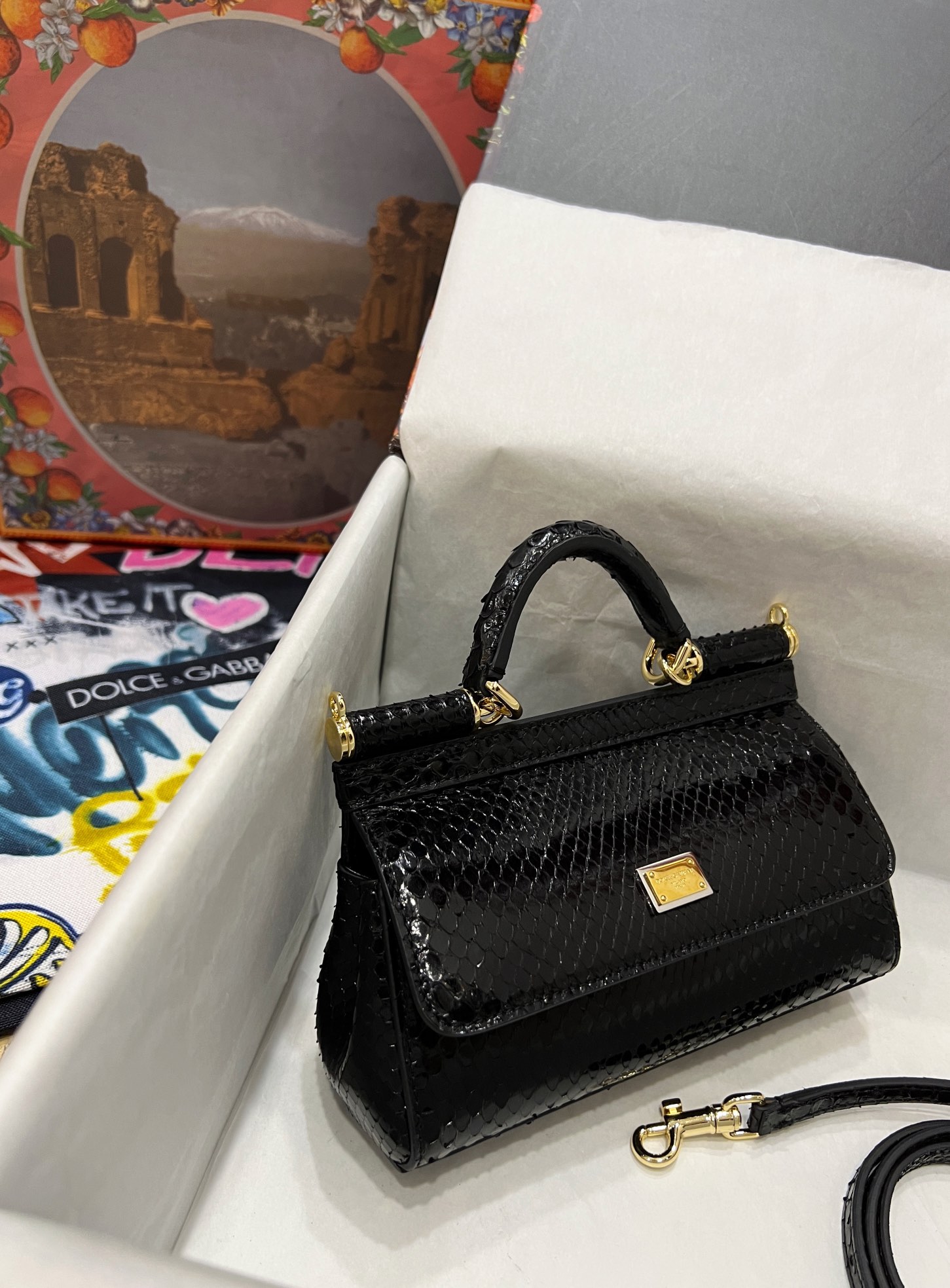 New💫Dolce & Gabbana 💋(🔍BB6111# snakeskin Sicily 100% genuine copy! The brand's classic work is now presented in a new compact version, which can easily store commonly used items, the double electroplated signboard is unique, and the front flap uses a hidden magnetic buckle to open and close
🌟Size: 11x18x6cm
External composition: 100% snake skin Internal composition: 80% Cotton 20% snake skin
