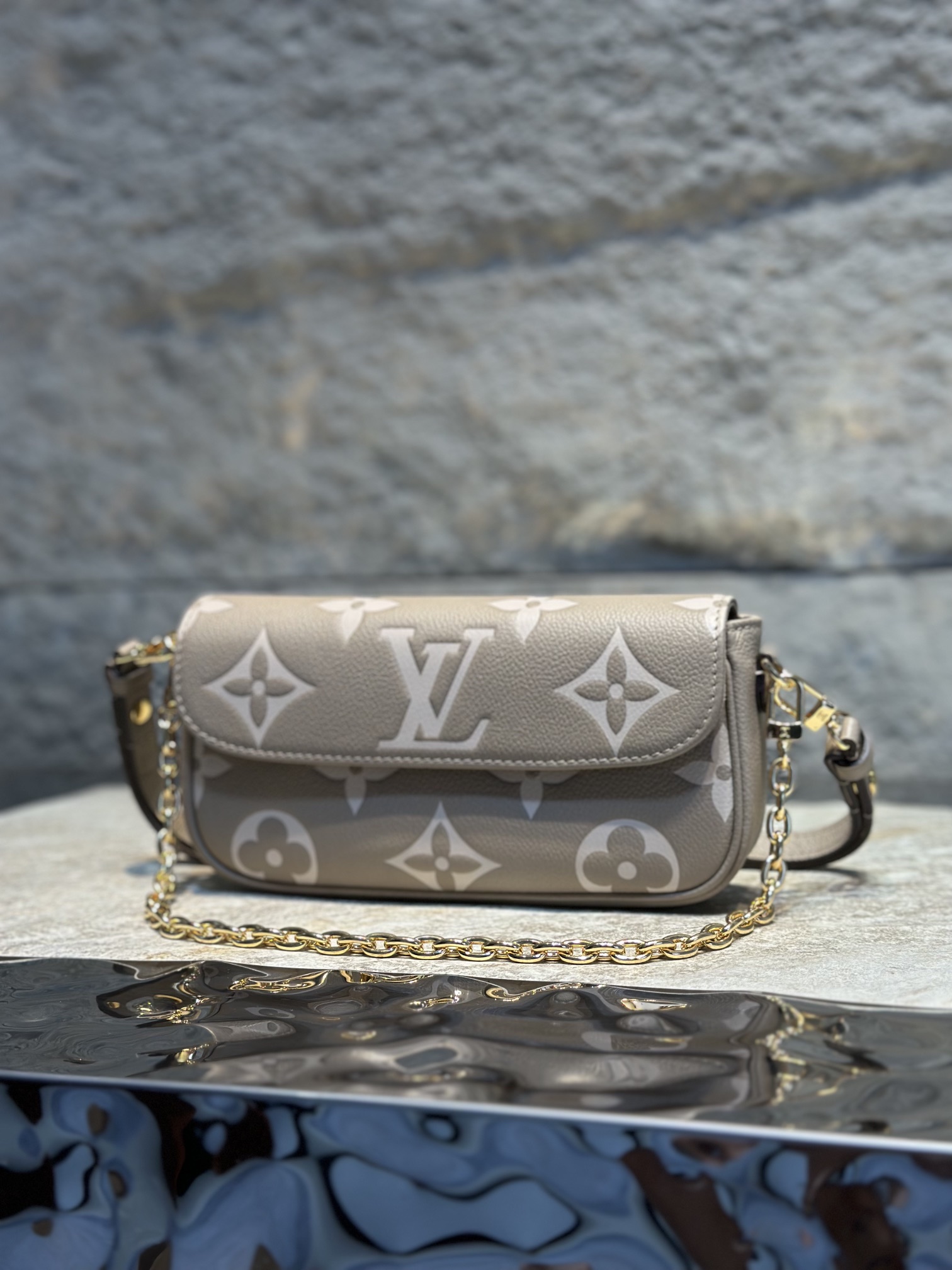 NO:176729,【Duty Free Version】M82211 Gray M82210 White M82154 Black M81911 Presbyterian Wallet on Chain Ivy handbag on Monogram Emreinte grain leather surface imprinted with large Monogram pattern, adding a trendy choice for daily travel and evening occasions. Use short chains and removable and adjustable leather shoulder straps to switch handheld, shoulder back and crossbody. Size 23.5 x 12 x 4.3 cm,19860909【免税版本】M82211 灰 M82210 白 M82154黑 M 81911 老花 Wallet on Chain Ivy 手袋于 Monogram Emreinte 粒面皮革表面压印大号 Monogram 图案,为日常出行和晚间场合再添潮流之选.巧用短链条和可拆卸并调节的皮革肩带,手持、肩背、斜挎随心切换.尺寸23.5 x 12 x 4.3 厘米,,Bag