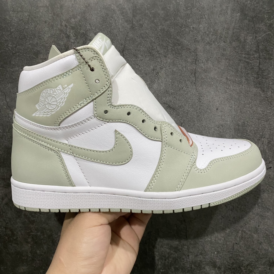 【外贸纯原】Air Jordan AJ1 鼠尾草 海沫绿 货号：CD0461-002n纯原AJ大厂出品 工艺娴熟 鞋型到位n采用原厂头层皮料同步原版 裁边切割清洁度完美无毛边n冲孔圆润无瑕疵 勾子位置大小同步原版飞翼logo细节到位高频压印完美n后跟有收腰 鞋垫刷胶 中底走线这些细节基本都很到位n高价零售首选版本  尺码：40-47.5-莆田鞋批发中心