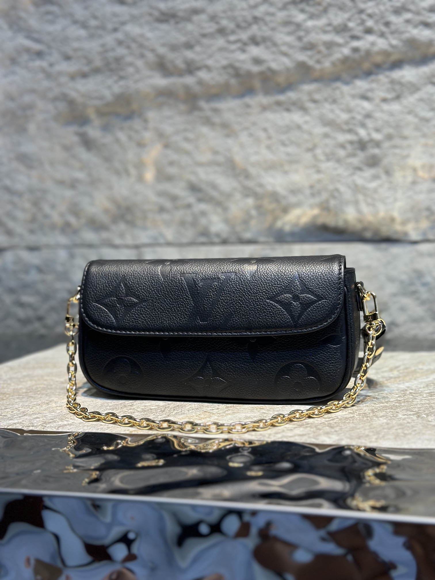 NO:176735,【Duty Free Version】 M82154 Black M82211 Gray M82210 White M81911 Presbyterian Wallet on Chain Ivy handbag on Monogram Emreinte grain leather surface imprinted with large Monogram pattern, adding a trendy choice for daily travel and evening occasions. Use short chains and removable and adjustable leather shoulder straps to switch handheld, shoulder back and crossbody. Size 23.5 x 12 x 4.3 cm,19860909【免税版本】 M82154黑 M82211 灰 M82210 白 M81911 老花 Wallet on Chain Ivy 手袋于 Monogram Emreinte 粒面皮革表面压印大号 Monogram 图案,为日常出行和晚间场合再添潮流之选.巧用短链条和可拆卸并调节的皮革肩带,手持、肩背、斜挎随心切换.尺寸23.5 x 12 x 4.3 厘米,,Bag