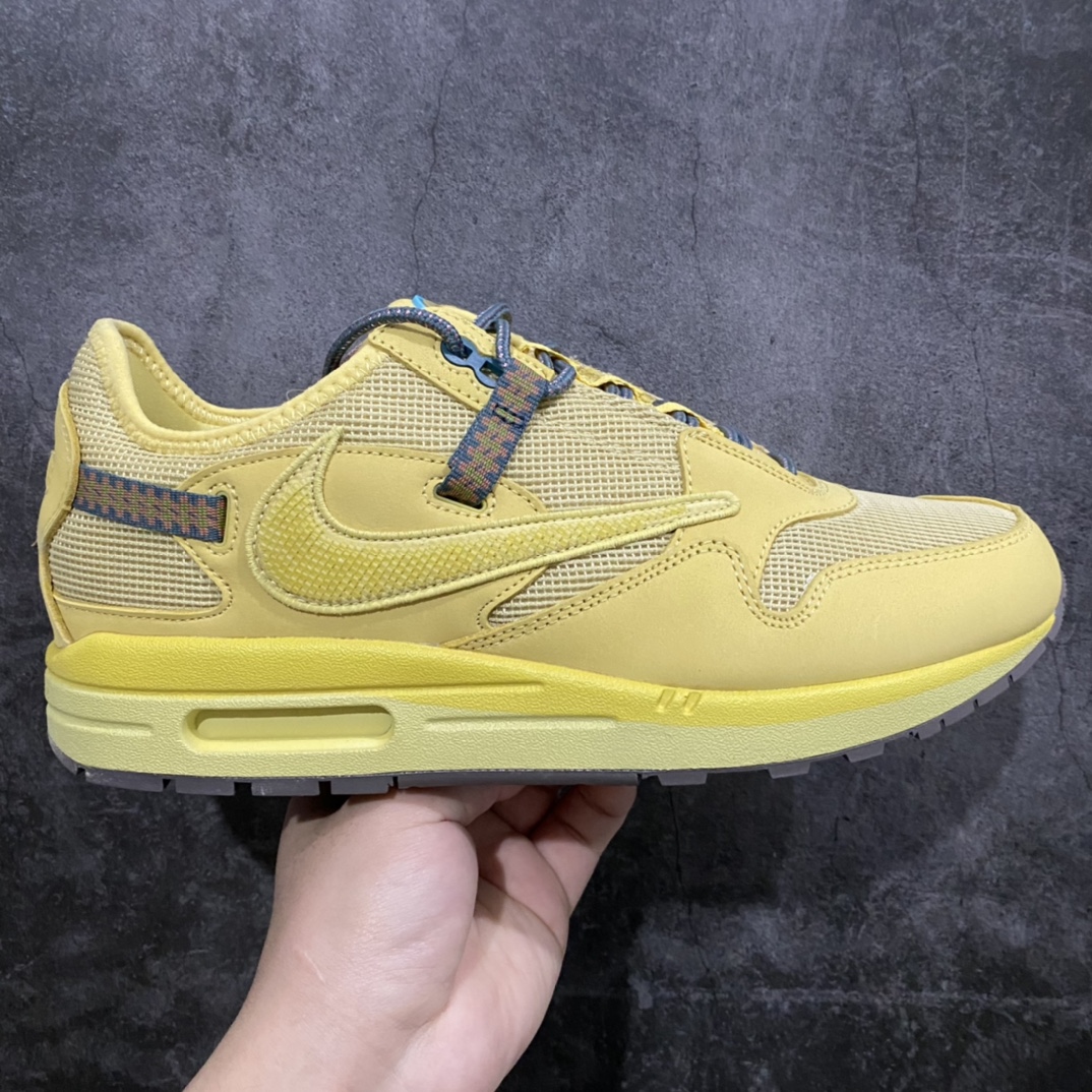 【纯原版本】Travis Scott x Nike Air Max 1 \”Saturn Gold\”\’ 复古休闲跑步鞋 小麦色 倒钩 货号：DO9392-700n全新原楦档案原纸版数据开发版型n采用同源一致Prime Asia原厂丝光头层磨砂皮革饰片组合原装三明治网布物料 原厂材质纯手工复杂串珠效果倒钩子n正确二次成型\’猛帮\’成型工艺❌区别市面版本n升级回弹PU缓震中底材质 全新独家开模底纹橡胶鞋底 Size：36 36.5 37.5 38 38.5 39 40 40.5 41 42 42.5 43 44 44.5 45 46 47.5n-莆田鞋批发中心