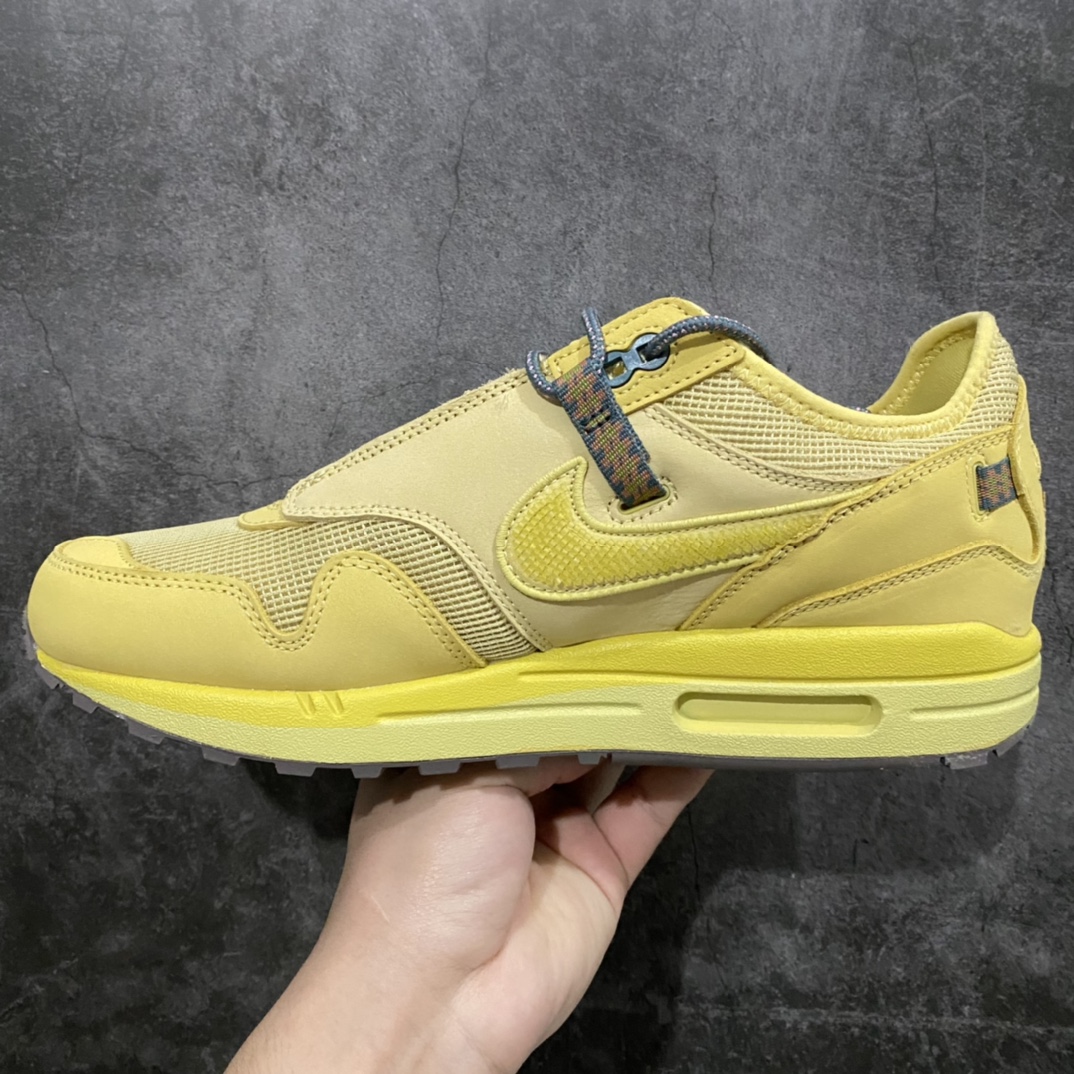 图片[2]-【纯原版本】Travis Scott x Nike Air Max 1 \”Saturn Gold\”\’ 复古休闲跑步鞋 小麦色 倒钩 货号：DO9392-700n全新原楦档案原纸版数据开发版型n采用同源一致Prime Asia原厂丝光头层磨砂皮革饰片组合原装三明治网布物料 原厂材质纯手工复杂串珠效果倒钩子n正确二次成型\’猛帮\’成型工艺❌区别市面版本n升级回弹PU缓震中底材质 全新独家开模底纹橡胶鞋底 Size：36 36.5 37.5 38 38.5 39 40 40.5 41 42 42.5 43 44 44.5 45 46 47.5n-莆田鞋批发中心