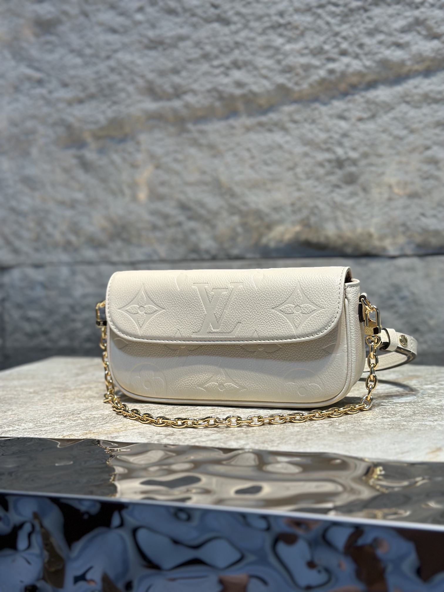NO:176710,【Duty Free Version】 M82210 White M82154 Black M82211 Gray M81911 Presbyterian Wallet on Chain Ivy handbag on Monogram Emreinte Grained Leather Surface Imprinted with large Monogram pattern, adding a trendy choice for daily travel and evening occasions. Use short chains and removable and adjustable leather shoulder straps to switch handheld, shoulder back and crossbody. Size 23.5 x 12 x 4.3 cm,19860909【免税版本】 M82210 白 M82154黑 M82211 灰M81911 老花 Wallet on Chain Ivy 手袋于 Monogram Emreinte 粒面皮革表面压印大号 Monogram 图案,为日常出行和晚间场合再添潮流之选.巧用短链条和可拆卸并调节的皮革肩带,手持、肩背、斜挎随心切换.尺寸23.5 x 12 x 4.3 厘米,,Bag