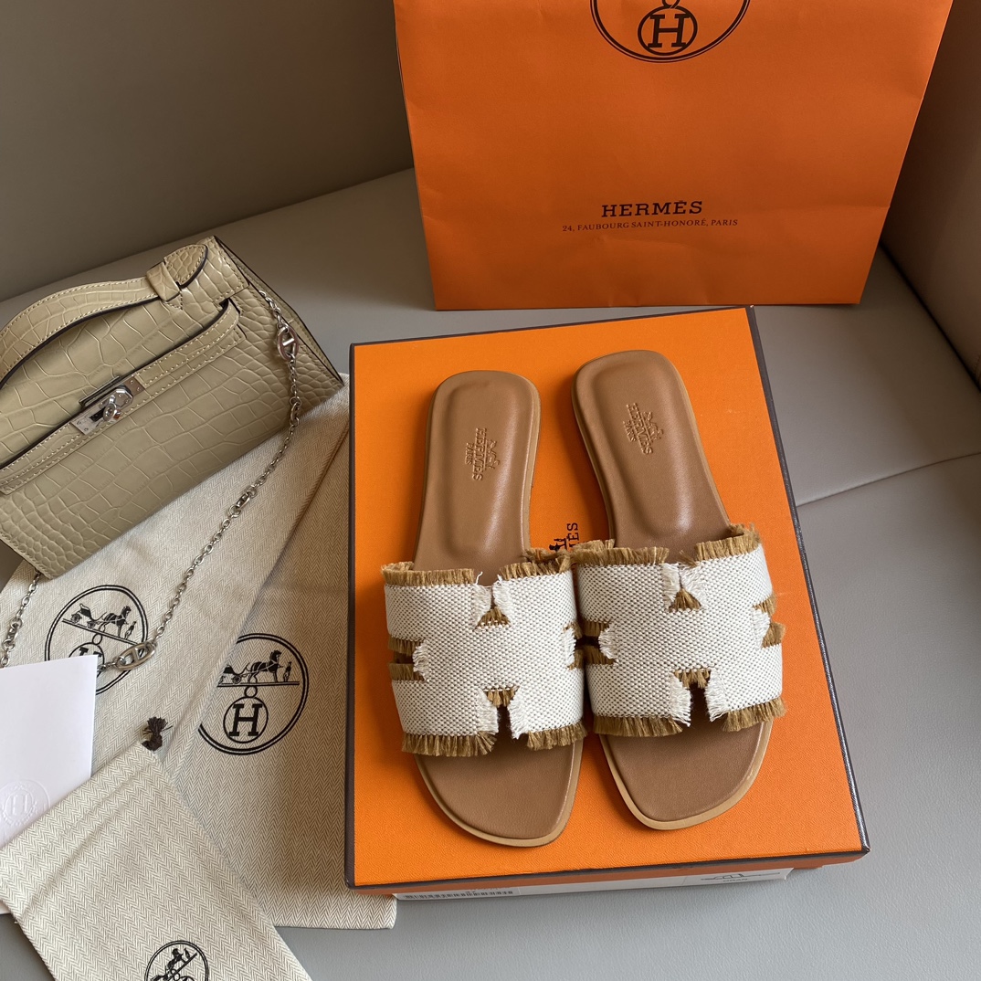 NO:229310,Who doesn't love H-drags? One of the essential tools for everyone. Classic and high-end, super invincible and easy to match, classic and outdated. There is no fancy design, only super classic H-drags. It is most suitable for dressing skirts on summer vacation. However, daily matching short skirts, long trousers, shorts are very good, and you don't have to worry about getting your feet worn alone. It's easy to match and doesn't overturn it. It's definitely a classic universal drag. The comfort is really at the ceiling level. No matter how long you walk, you won't feel tired, and you'll have to pedal in summer. It's impossible to refuse anyone who sees it. It's really strongly recommended. Fully handmade, one-on-one high-end private customization. This product is a high-end handmade product, and the production period is about 3-4 days. We use imported Italian and European original A-grade leather large sole, imported leather, handmade, and the comfort of the foot is amazing. The original pk version is no pressure at all.  Size 35–39 (34.40.41.42.43 can be customized, but not returned or exchange), slippers, slippers, skirts, shorts, Leather soles19860909H拖经典清凉又时尚单品谁不爱呀人手必备神器之一 经典又高级超级无敌好搭配,经典又不过时.没有花里胡哨的设计,只有超级经典的H拖.在夏天度假穿裙子搭配最适合不过,日常搭配短裙长裤短裤都是很好看单穿也不怕会磨脚,搭配起来容易至极,也不翻车,绝对是经典的万能拖.舒适感真的天花板级别,走再久都不觉得累脚夏天懒人一脚蹬必备.谁见都是无法拒绝的,真的是好绝强力推荐 全手工制作,一对一制作高端私人定制. 本产品为高端手工订制产品,制作货期约3–4天左 右 我们采用进口意大利欧洲原A级真皮大底,进口皮质,手工制作,上脚舒适度爆赞 ,随意pk原版丝毫无压力. 码数35–39（34.40.41.42.43可定做,但不退换）,拖鞋,slippers,skirts,shorts,Leather soles,Women's Shoes