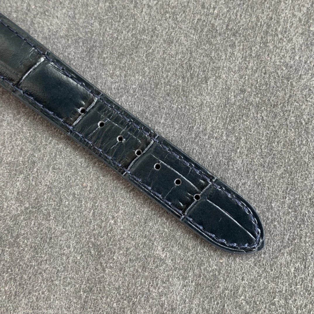 Cartier 卡D亚腕表在历史上拥有众多的辉煌成就 而其中尤以Santos-Dumont系列为传奇之最。2019年日内瓦表展推出
