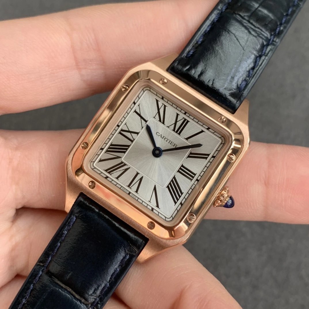Cartier 卡D亚腕表在历史上拥有众多的辉煌成就 而其中尤以Santos-Dumont系列为传奇之最。2019年日内瓦表展推出