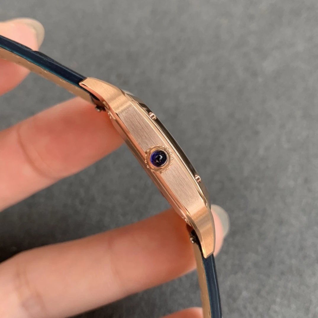Cartier 卡D亚腕表在历史上拥有众多的辉煌成就 而其中尤以Santos-Dumont系列为传奇之最。2019年日内瓦表展推出