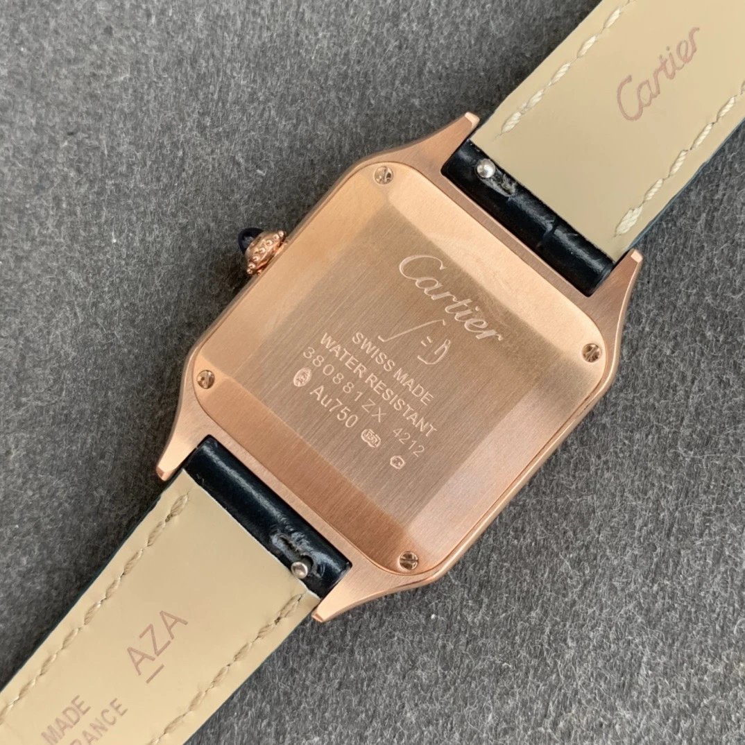 Cartier 卡D亚腕表在历史上拥有众多的辉煌成就 而其中尤以Santos-Dumont系列为传奇之最。2019年日内瓦表展推出