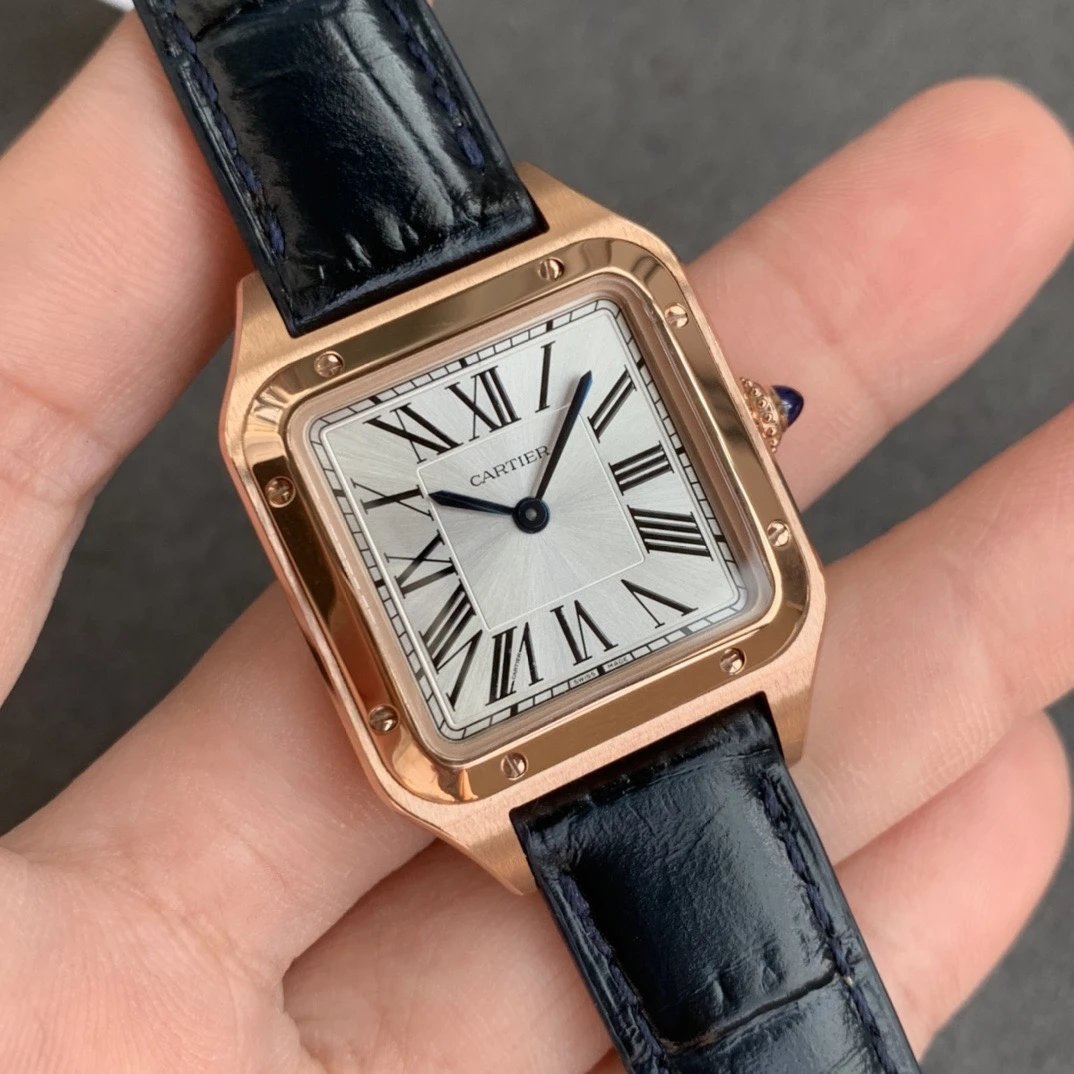 Cartier 卡D亚腕表在历史上拥有众多的辉煌成就 而其中尤以Santos-Dumont系列为传奇之最。2019年日内瓦表展推出
