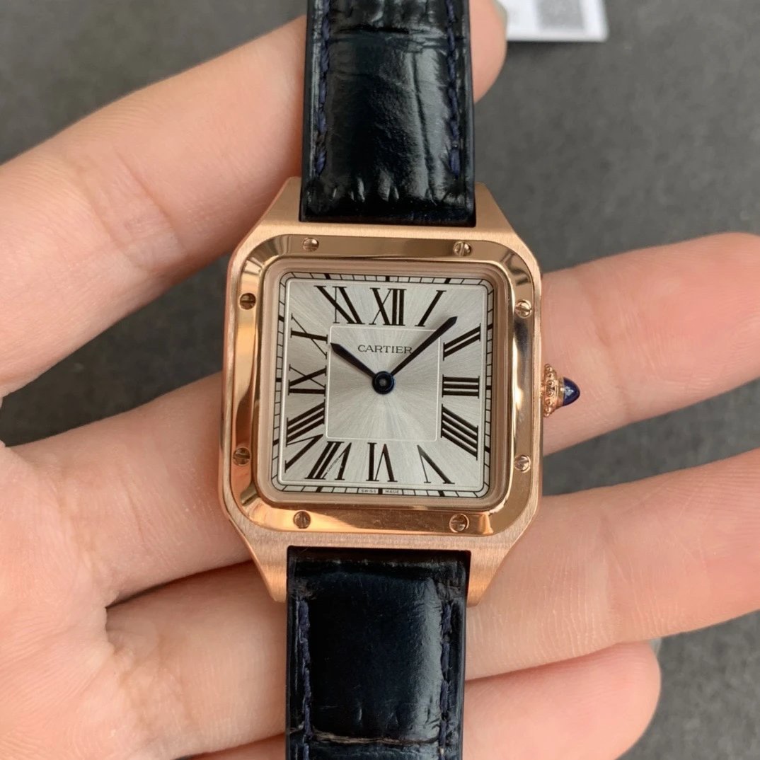 Cartier 卡D亚腕表在历史上拥有众多的辉煌成就 而其中尤以Santos-Dumont系列为传奇之最。2019年日内瓦表展推出