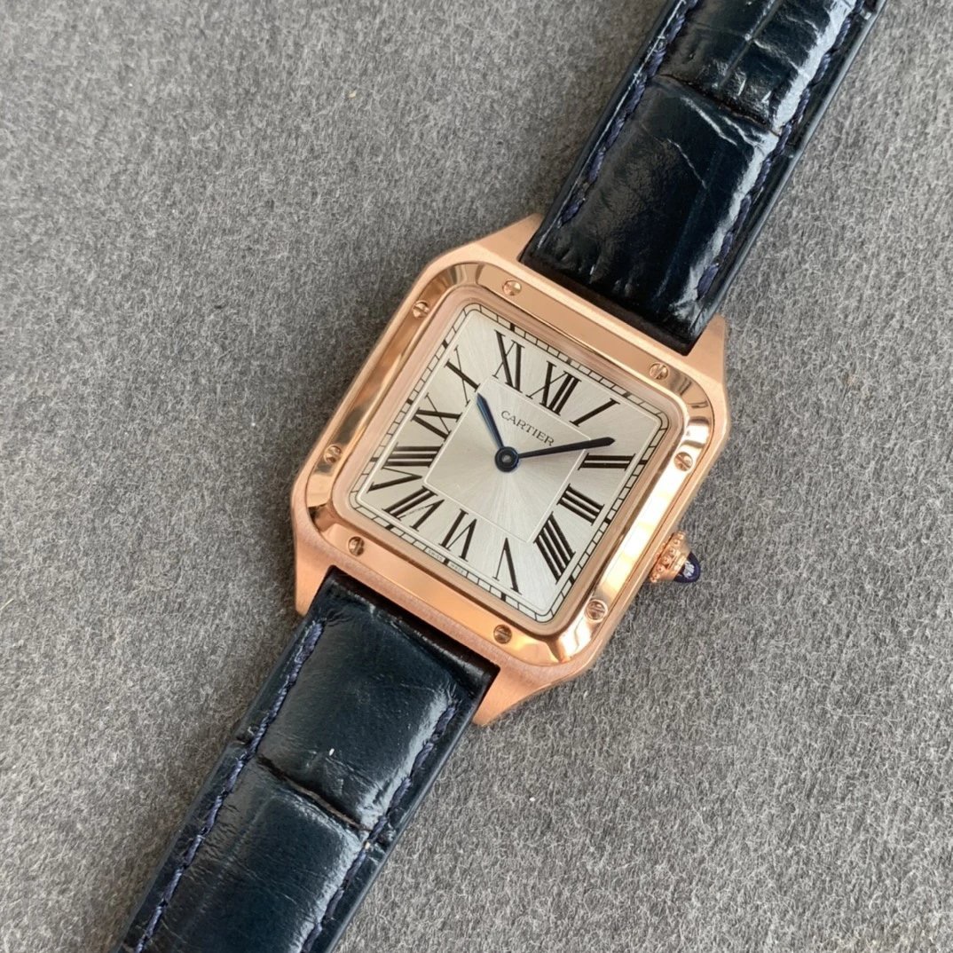 Cartier 卡D亚腕表在历史上拥有众多的辉煌成就 而其中尤以Santos-Dumont系列为传奇之最。2019年日内瓦表展推出