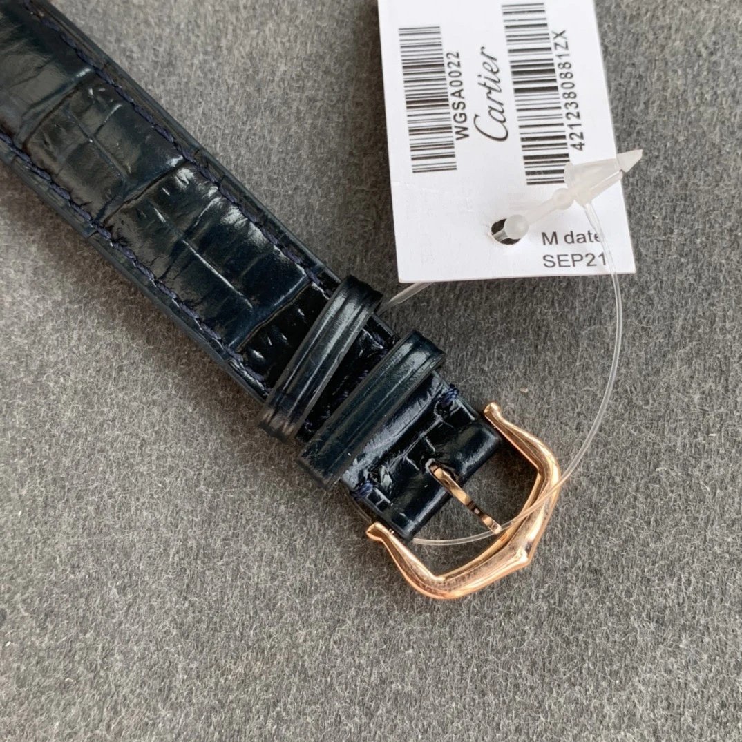 Cartier 卡D亚腕表在历史上拥有众多的辉煌成就 而其中尤以Santos-Dumont系列为传奇之最。2019年日内瓦表展推出