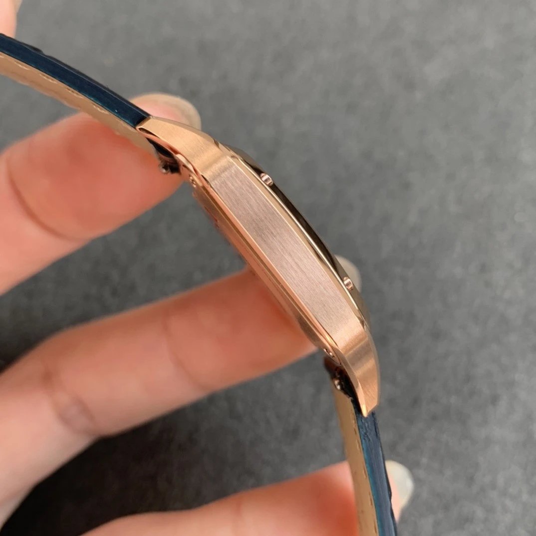 Cartier 卡D亚腕表在历史上拥有众多的辉煌成就 而其中尤以Santos-Dumont系列为传奇之最。2019年日内瓦表展推出