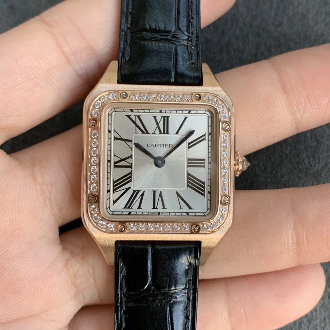 Cartier 卡D亚腕表在历史上拥有众多的辉煌成就 而其中尤以Santos-Dumont系列为传奇之最。2019年日内瓦表展推出
