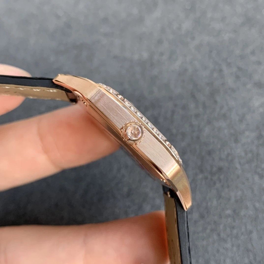 Cartier 卡D亚腕表在历史上拥有众多的辉煌成就 而其中尤以Santos-Dumont系列为传奇之最。2019年日内瓦表展推出