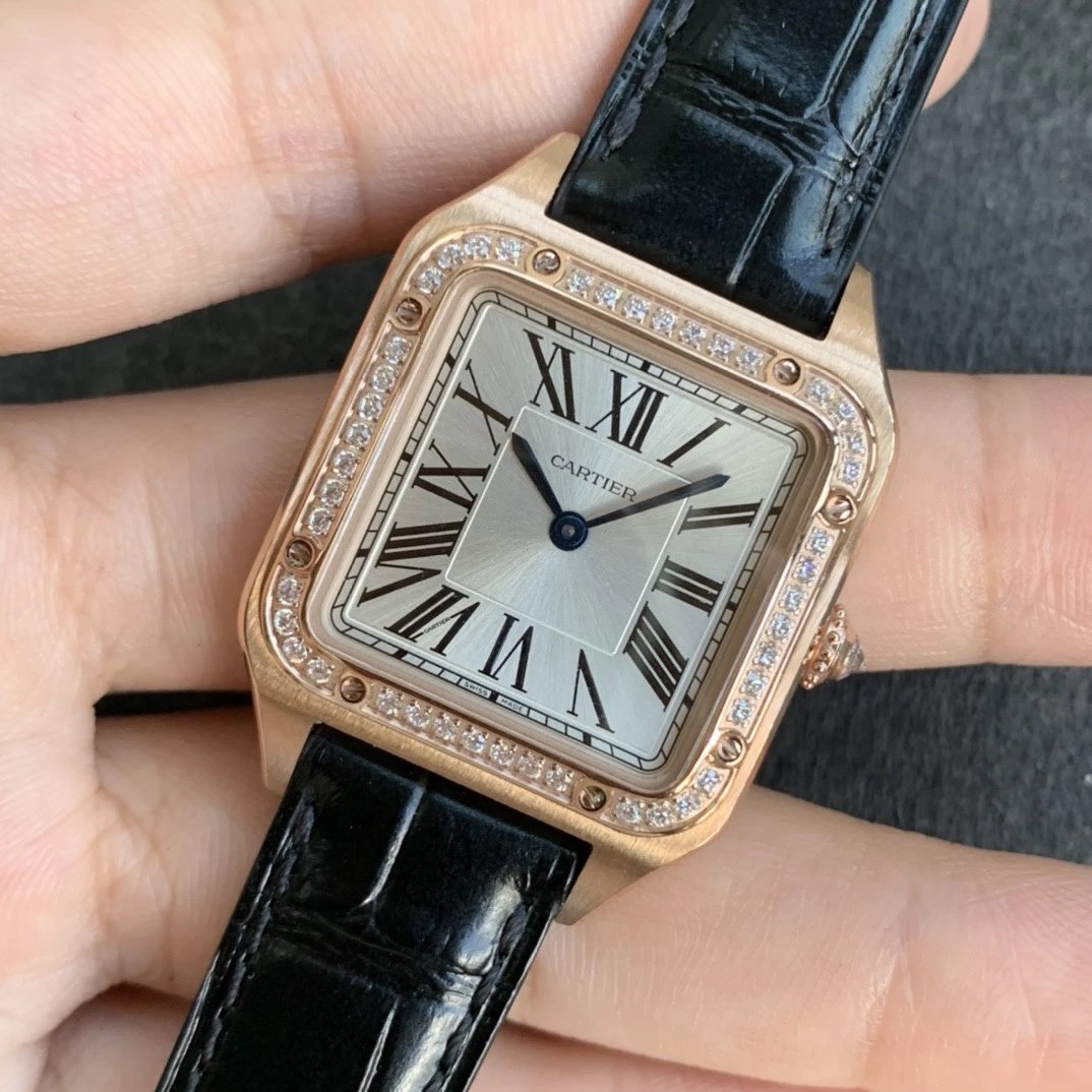 Cartier 卡D亚腕表在历史上拥有众多的辉煌成就 而其中尤以Santos-Dumont系列为传奇之最。2019年日内瓦表展推出