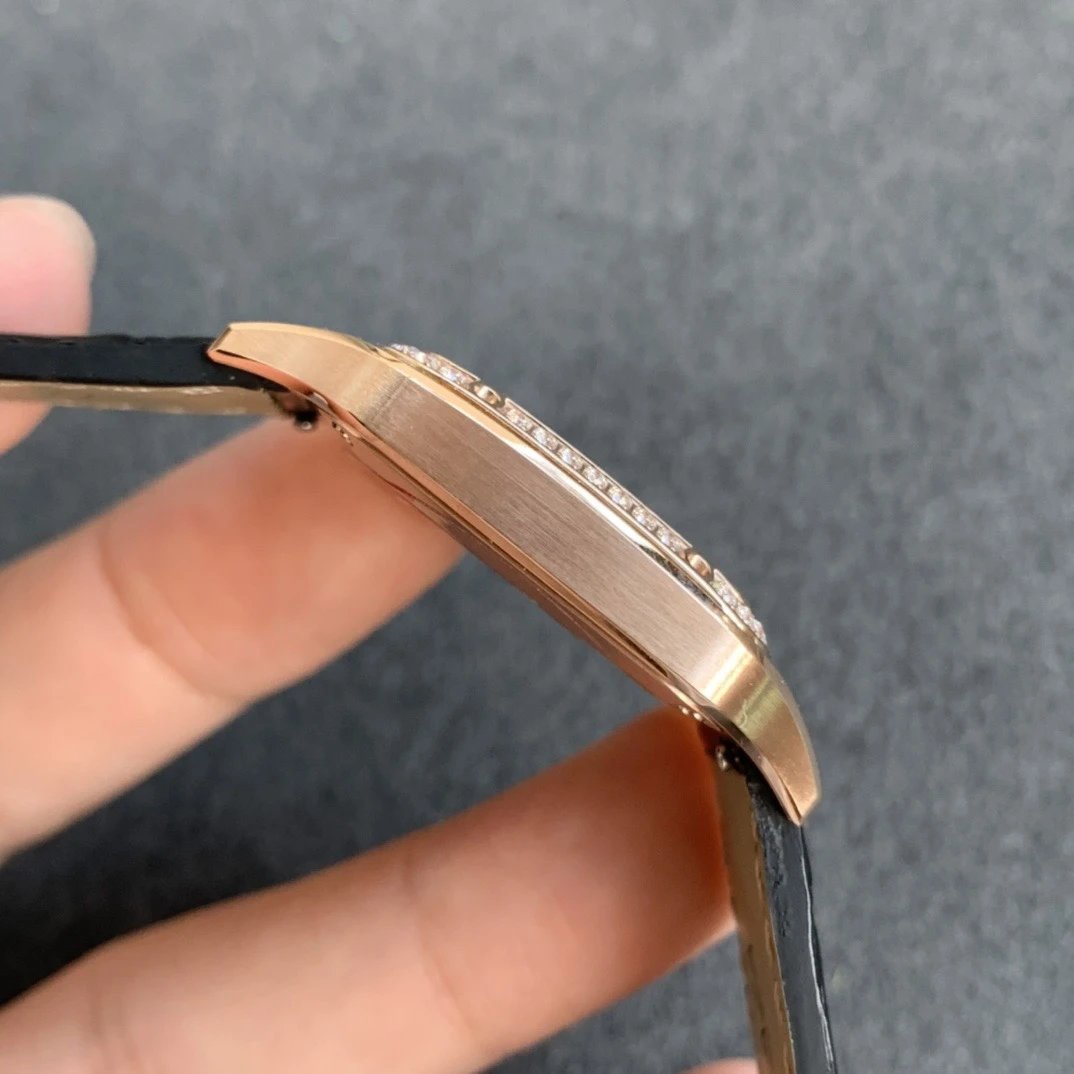 Cartier 卡D亚腕表在历史上拥有众多的辉煌成就 而其中尤以Santos-Dumont系列为传奇之最。2019年日内瓦表展推出