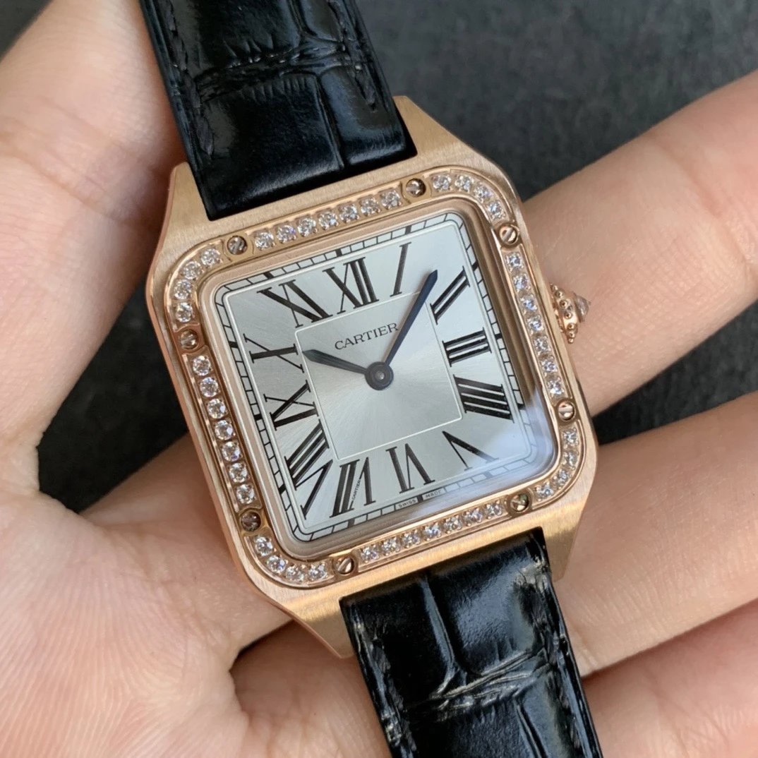 Cartier 卡D亚腕表在历史上拥有众多的辉煌成就 而其中尤以Santos-Dumont系列为传奇之最。2019年日内瓦表展推出