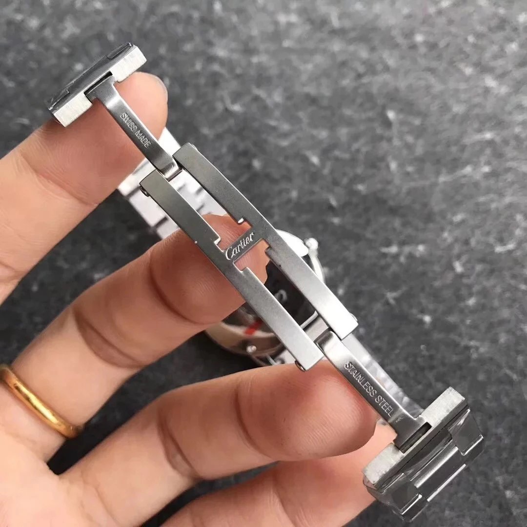 Cartier 卡地亚伦敦SOLO，有30mm和36mm两个尺寸