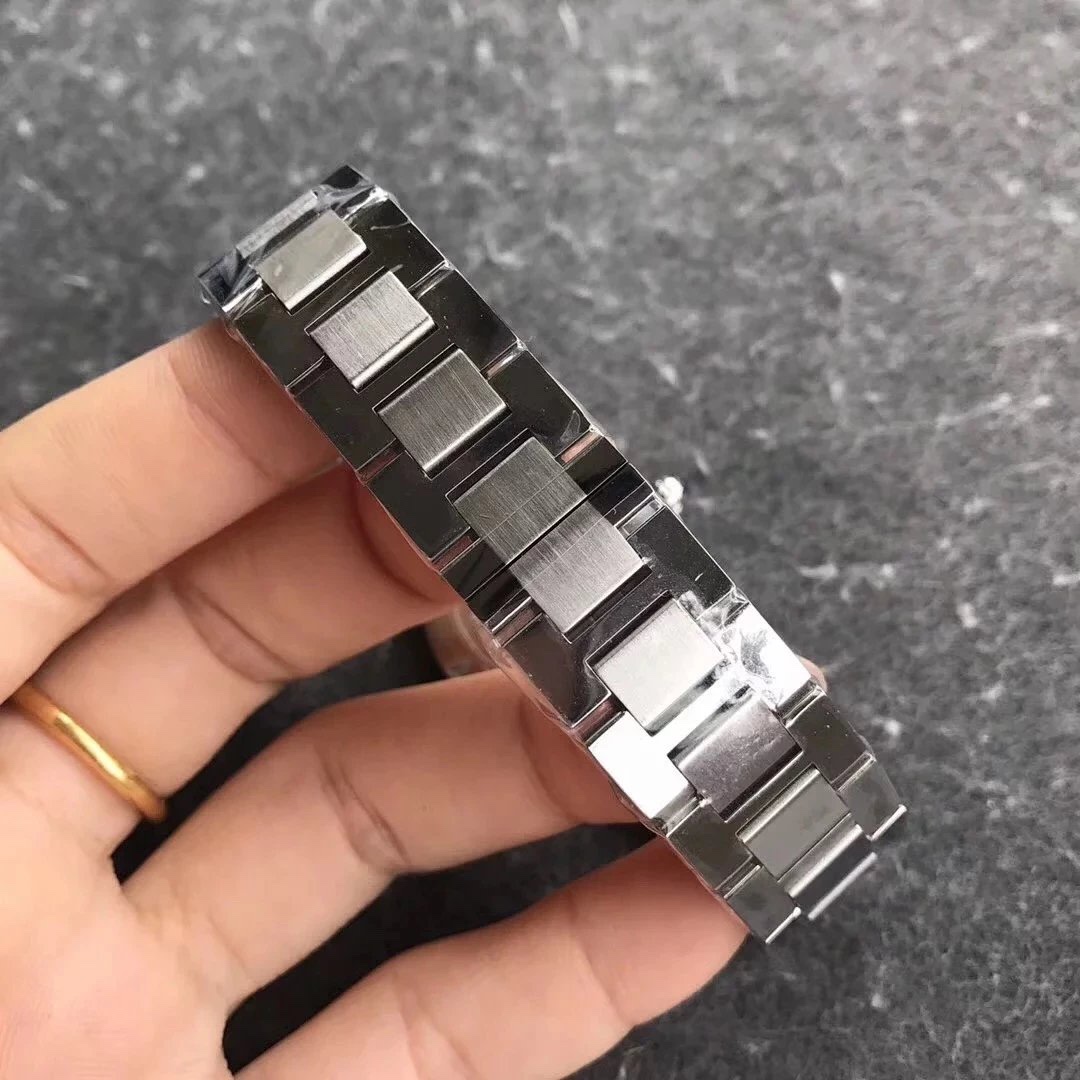 Cartier 卡地亚伦敦SOLO，有30mm和36mm两个尺寸