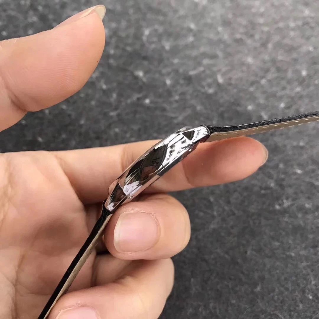 Cartier 卡地亚伦敦SOLO，有30mm和36mm两个尺寸