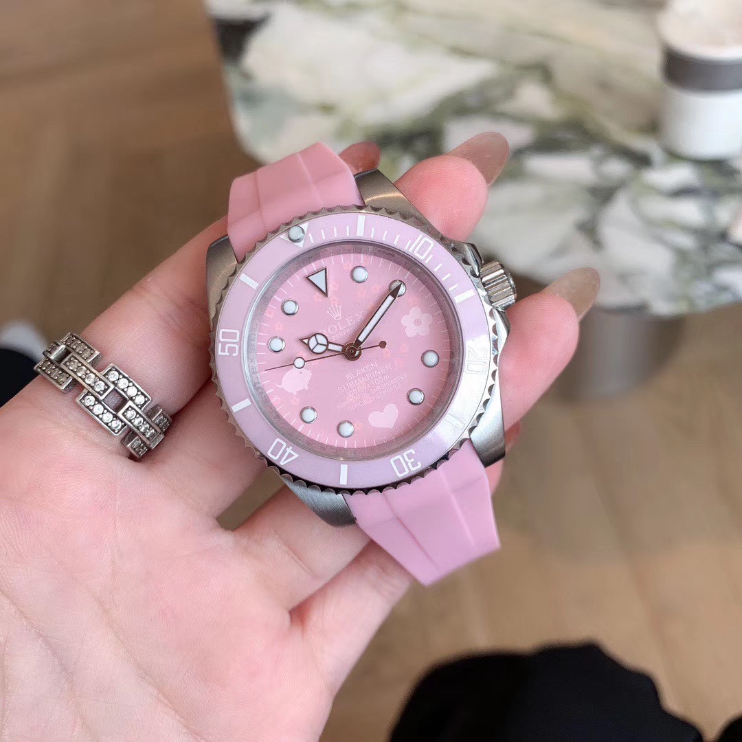 Rolex 粉水鬼限量版粉色小猪佩奇款 进口全自动机械机芯 316L精钢表壳 矿物质玻璃镜面 直径38mm厚10mm 该款腕表备受女性喜爱