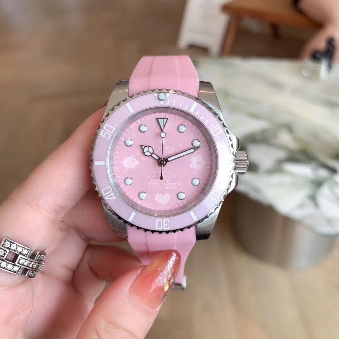 Rolex 粉水鬼限量版粉色小猪佩奇款 进口全自动机械机芯 316L精钢表壳 矿物质玻璃镜面 直径38mm厚10mm 该款腕表备受女性喜爱