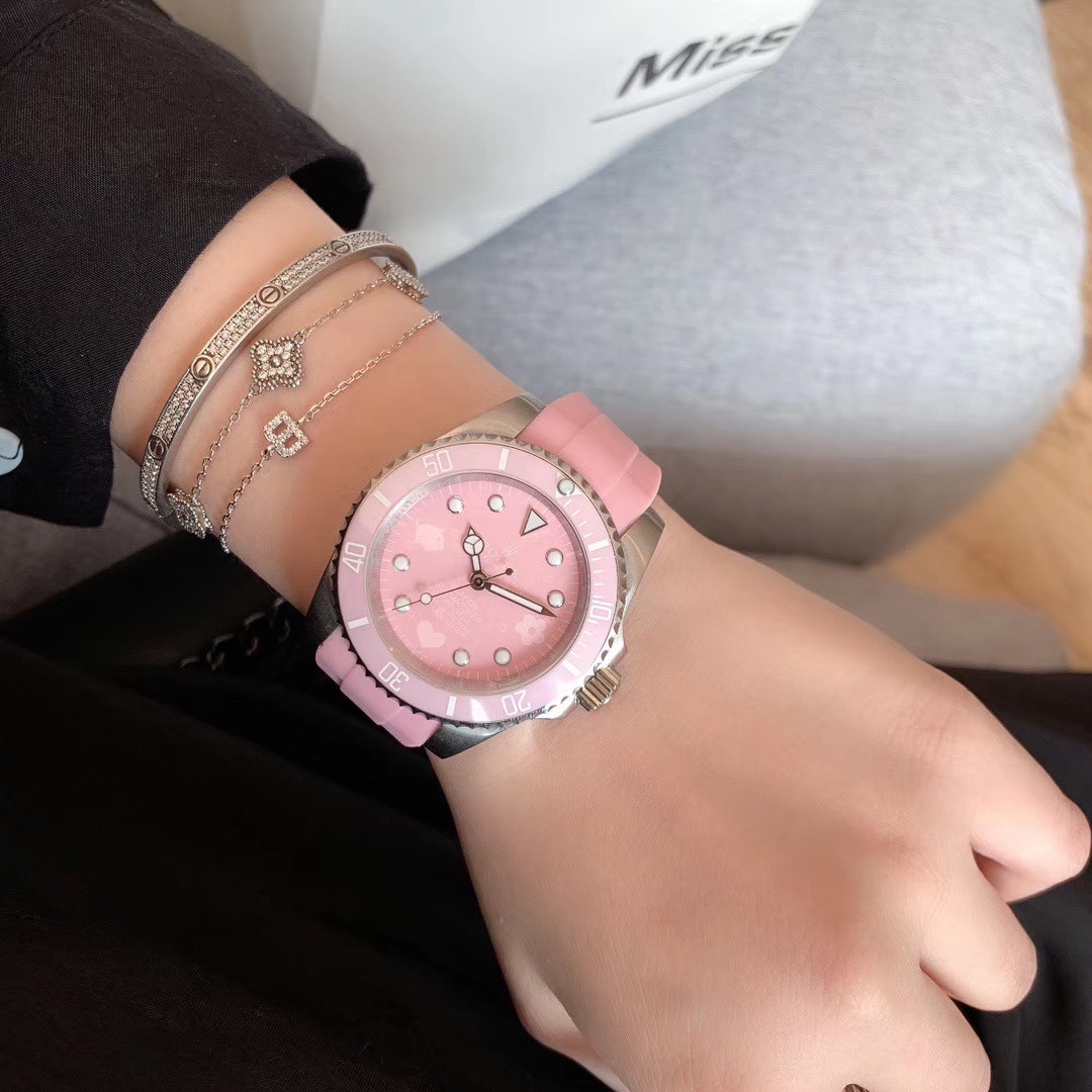 Rolex 粉水鬼限量版粉色小猪佩奇款 进口全自动机械机芯 316L精钢表壳 矿物质玻璃镜面 直径38mm厚10mm 该款腕表备受女性喜爱