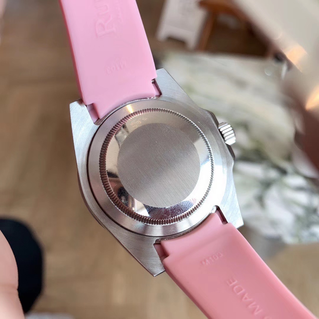 Rolex 粉水鬼限量版粉色小猪佩奇款 进口全自动机械机芯 316L精钢表壳 矿物质玻璃镜面 直径38mm厚10mm 该款腕表备受女性喜爱