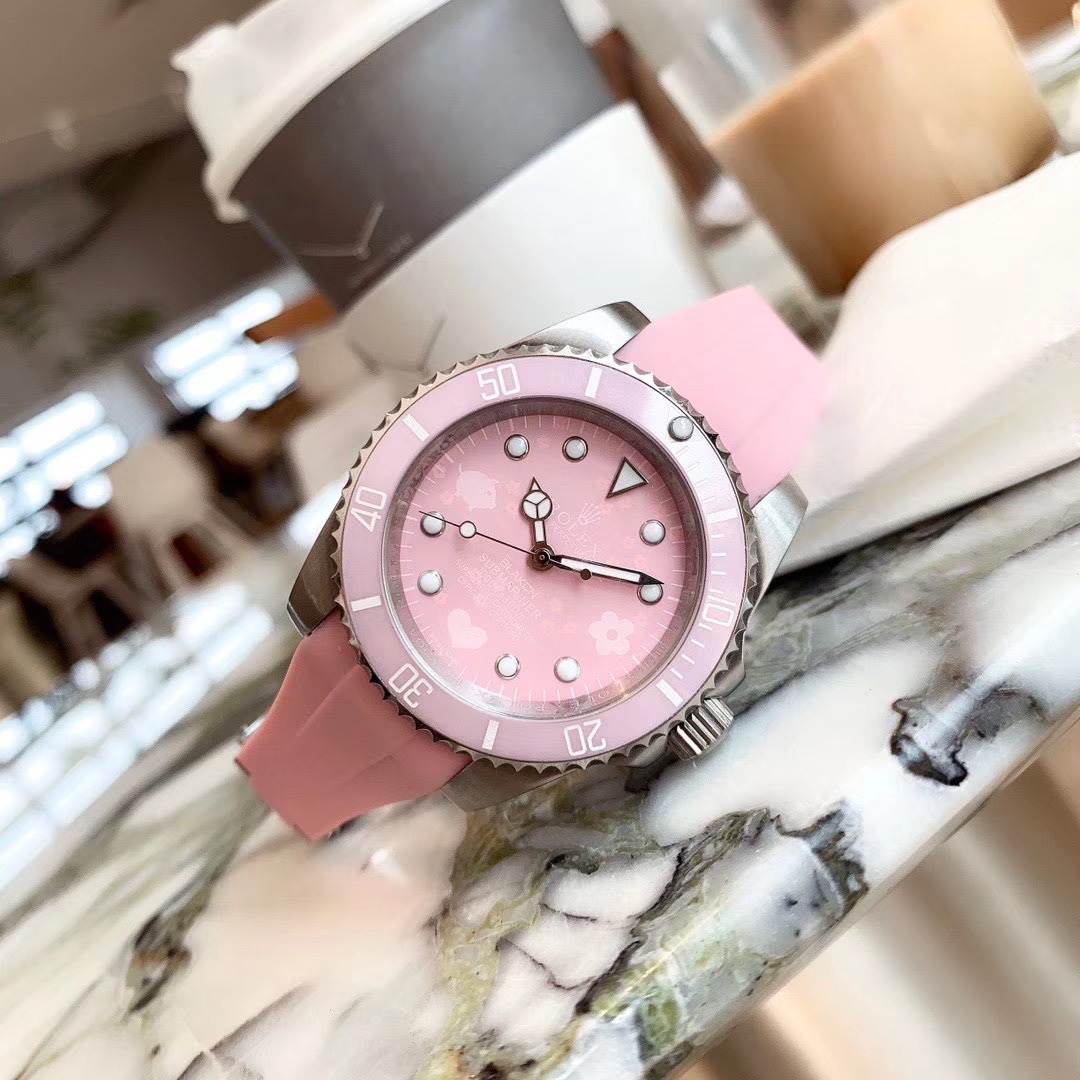 Rolex 粉水鬼限量版粉色小猪佩奇款 进口全自动机械机芯 316L精钢表壳 矿物质玻璃镜面 直径38mm厚10mm 该款腕表备受女性喜爱