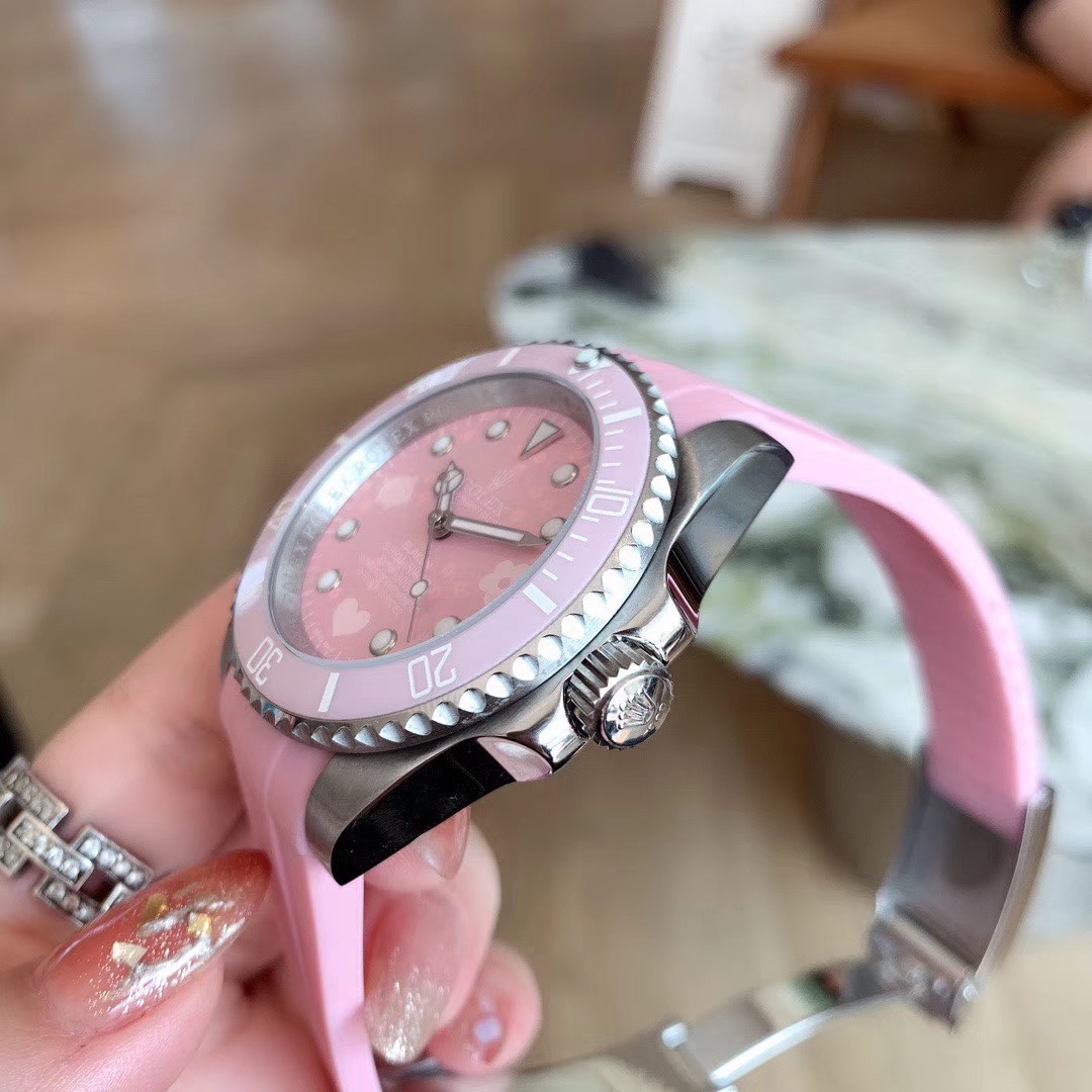 Rolex 粉水鬼限量版粉色小猪佩奇款 进口全自动机械机芯 316L精钢表壳 矿物质玻璃镜面 直径38mm厚10mm 该款腕表备受女性喜爱