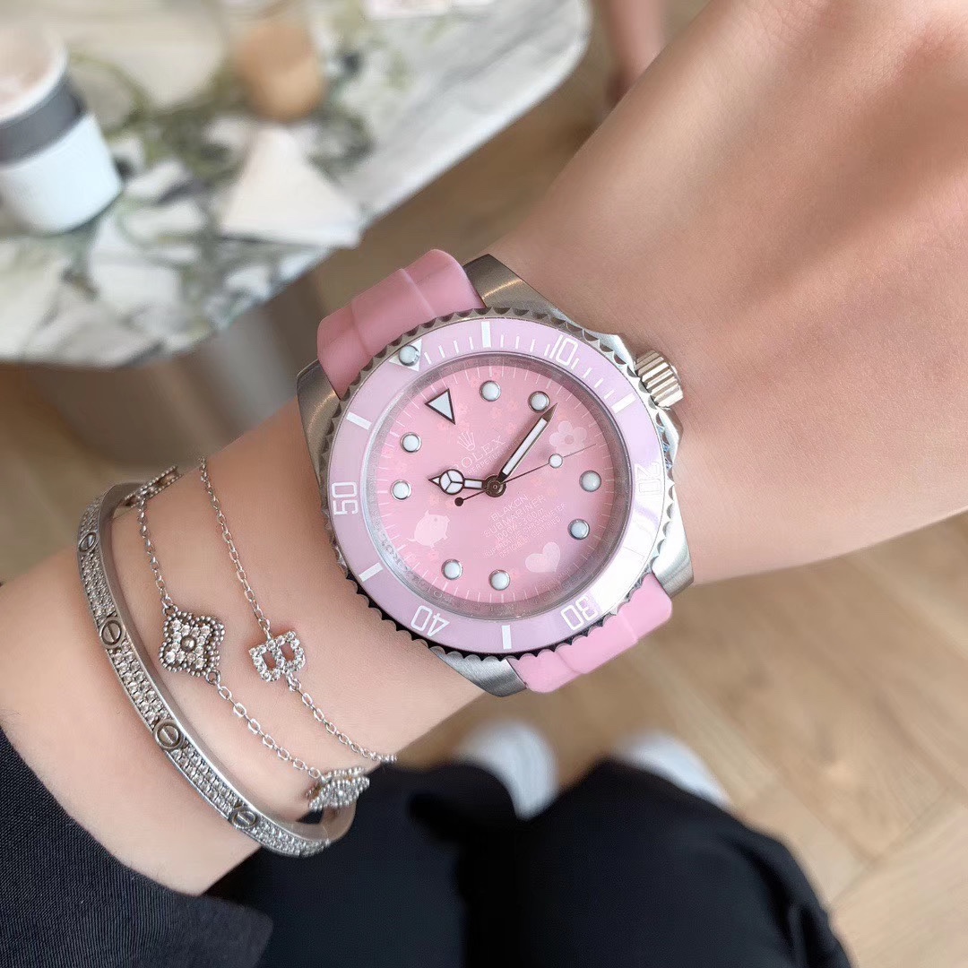 Rolex 粉水鬼限量版粉色小猪佩奇款 进口全自动机械机芯 316L精钢表壳 矿物质玻璃镜面 直径38mm厚10mm 该款腕表备受女性喜爱