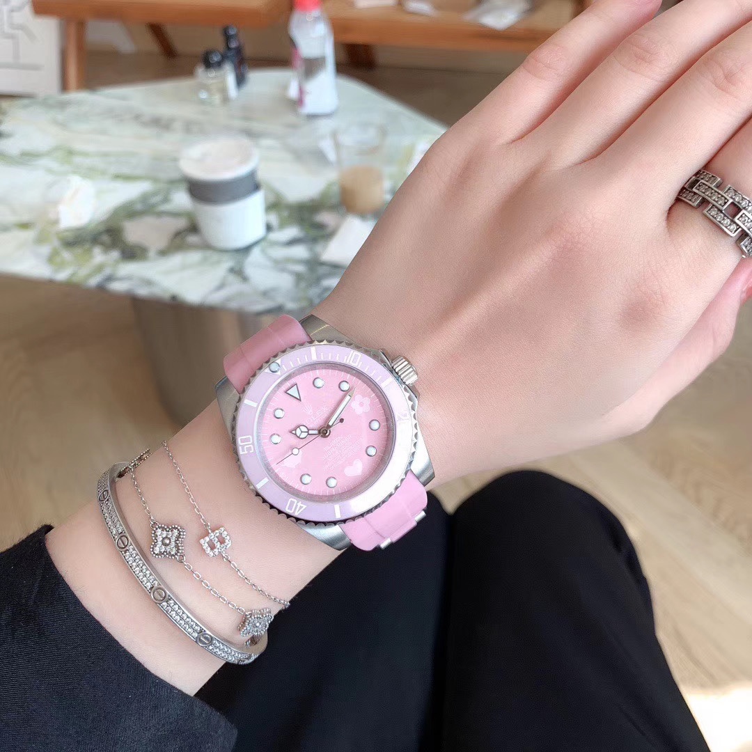 Rolex 粉水鬼限量版粉色小猪佩奇款 进口全自动机械机芯 316L精钢表壳 矿物质玻璃镜面 直径38mm厚10mm 该款腕表备受女性喜爱