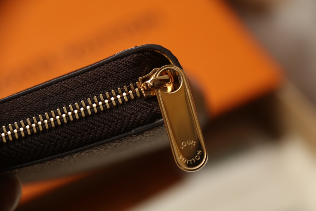 Louis Vuitton Vivienne Holidays 2022 系列推出限定款 Zippy 零钱包