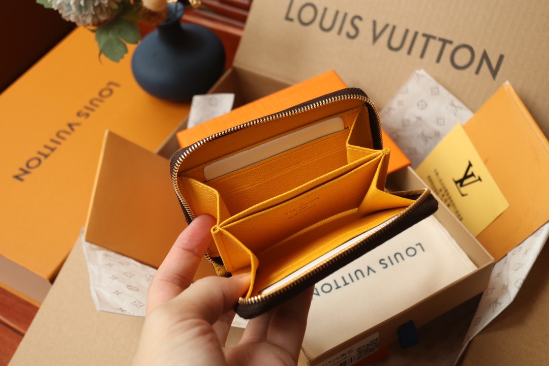 Louis Vuitton Vivienne Holidays 2022 系列推出限定款 Zippy 零钱包