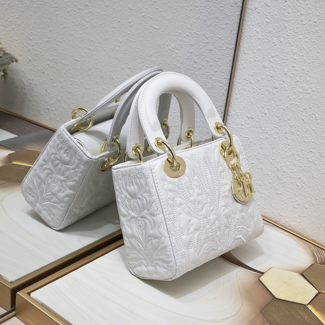 新款❤️❤️ Lady Dior 三格浮雕白色,以藤格纹缉面线打造醒目的绗缝细节,饰以 Ornament