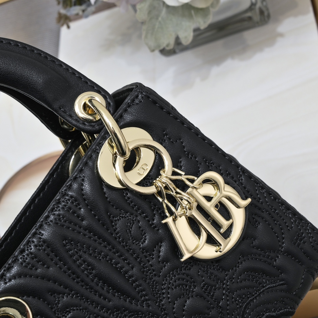 新款❤️❤️ Lady Dior 三格浮雕白色,以藤格纹缉面线打造醒目的绗缝细节,饰以 Ornament
