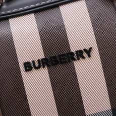 B家最新款公文包,采用格纹与意大利鞣制皮革打造,装饰品牌徽标设计。可缔造手提造型,或使用可拆式背带肩背携 B家最新款公文包,采用格纹与意大利鞣制皮革打造,装饰品牌徽标设计。可缔造手提造型,或使用可拆式背带肩背携