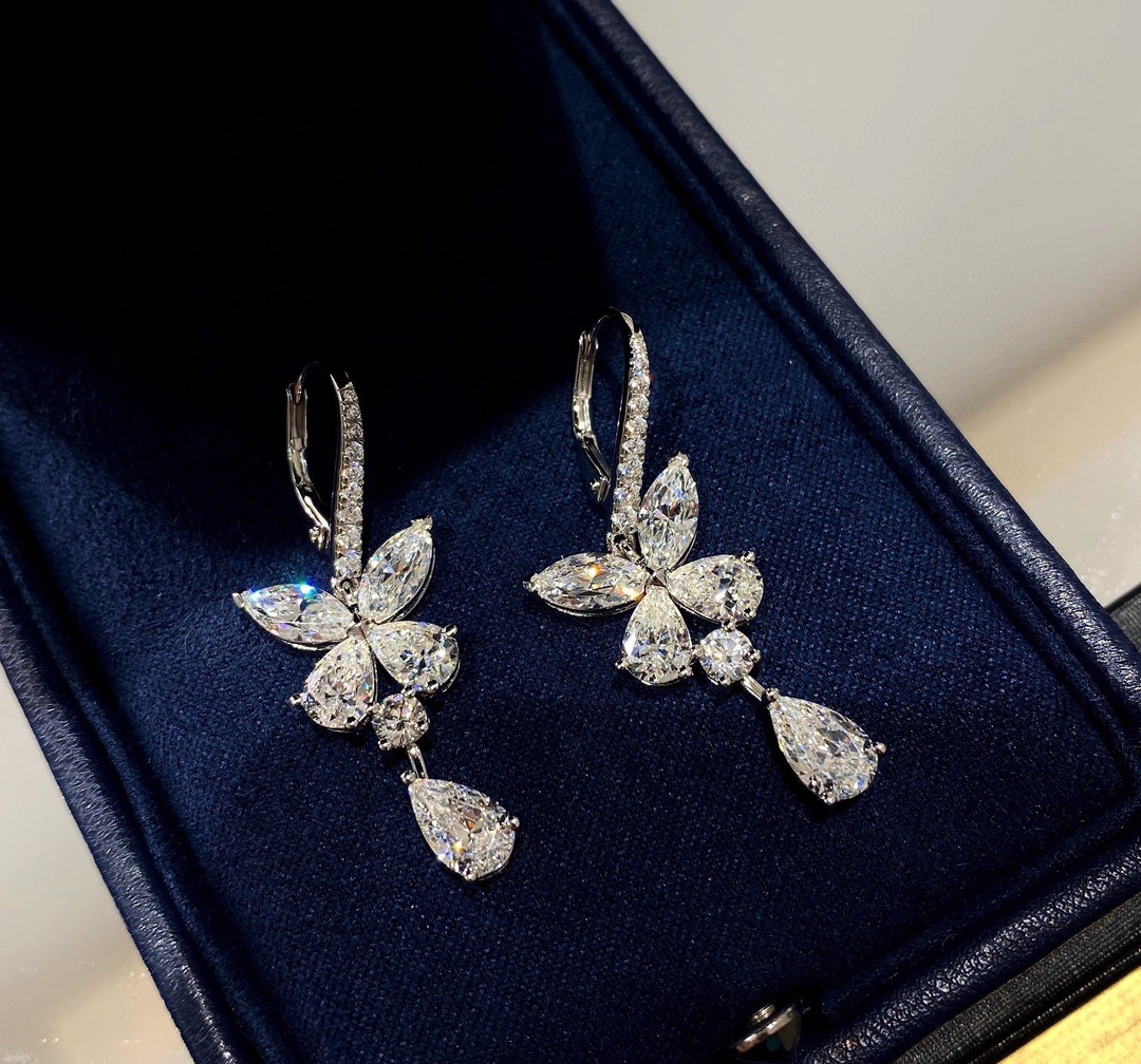 NO:114439,Graff Phantom Princess Diamond Butterfly Water Drop Earrings The design of high-end jewelry is atmospheric and durable, and it is a very exquisite butterfly earring. It is graceful and elegant and noble. The hollow fairy can make you become a high-end fairy. The Phantom Butterfly is an iconic style of G. The beauty of the style is unquestionable. The upper body is a necklace with a relatively sense of presence, which is moderate in size and not exaggerated, and it is super beautiful with a skirt. Diamond earrings delicately capture the unconventional beauty of the butterfly flapping its wings, beautiful and charming. High-end customization, inlaid custom imported imitation diamonds, hand-in-made inlaid with old masters, electroplated thick gold earrings, jewelry boutique, graff, gucci, skirts, earrings, necklace19860909格拉夫 幻影 Princess满钻蝴蝶 水滴 耳拍 耳环 高级珠宝的设计大气耐看,很精美的一款蝴蝶耳环 翩翩姿态,优雅高贵.镂空仙子能够成就你成为高级仙子,幻影蝴蝶作为G家标志性款式,款式的美感毋庸置疑.上身是比较有存在感的一款项链,大小适中不浮夸,搭配裙装超级美.钻石耳环细腻捕捉蝴蝶振翅的脱俗美态,娇美动人.高端定制 镶嵌定制进口仿真钻,老师傅手工镶嵌 电镀厚金 耳环,饰品精品,graff,gucci,skirts,earrings,necklace,Jewelry