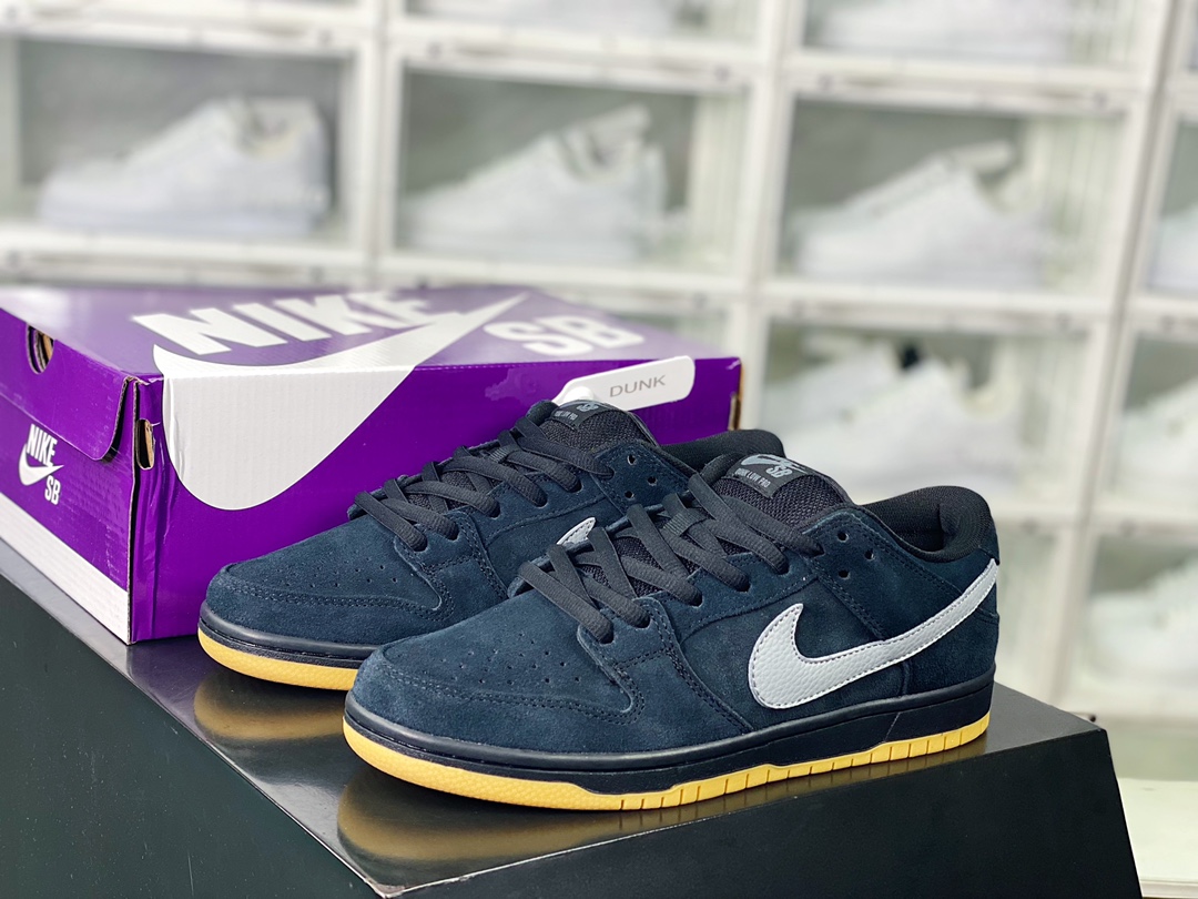 240 Nike SB Dunk Low”Black/Fog”扣篮系列低帮板鞋“黑生胶黑灰”BQ6817-010