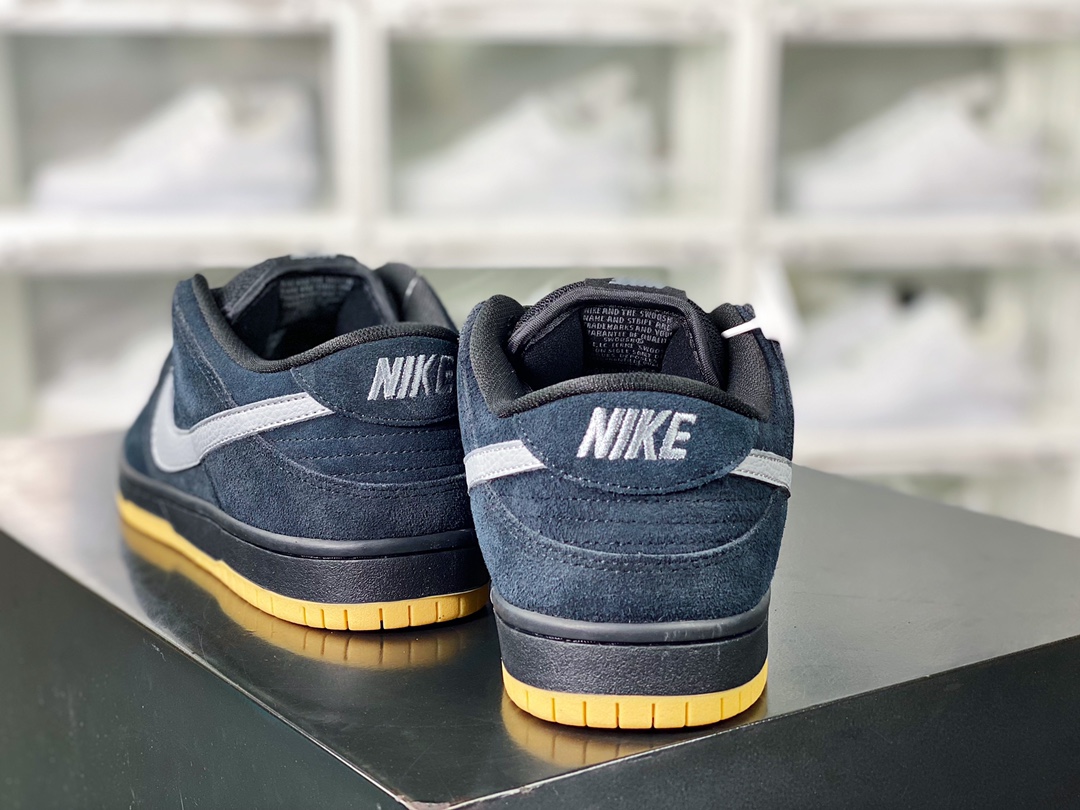 240 Nike SB Dunk Low”Black/Fog”扣篮系列低帮板鞋“黑生胶黑灰”BQ6817-010