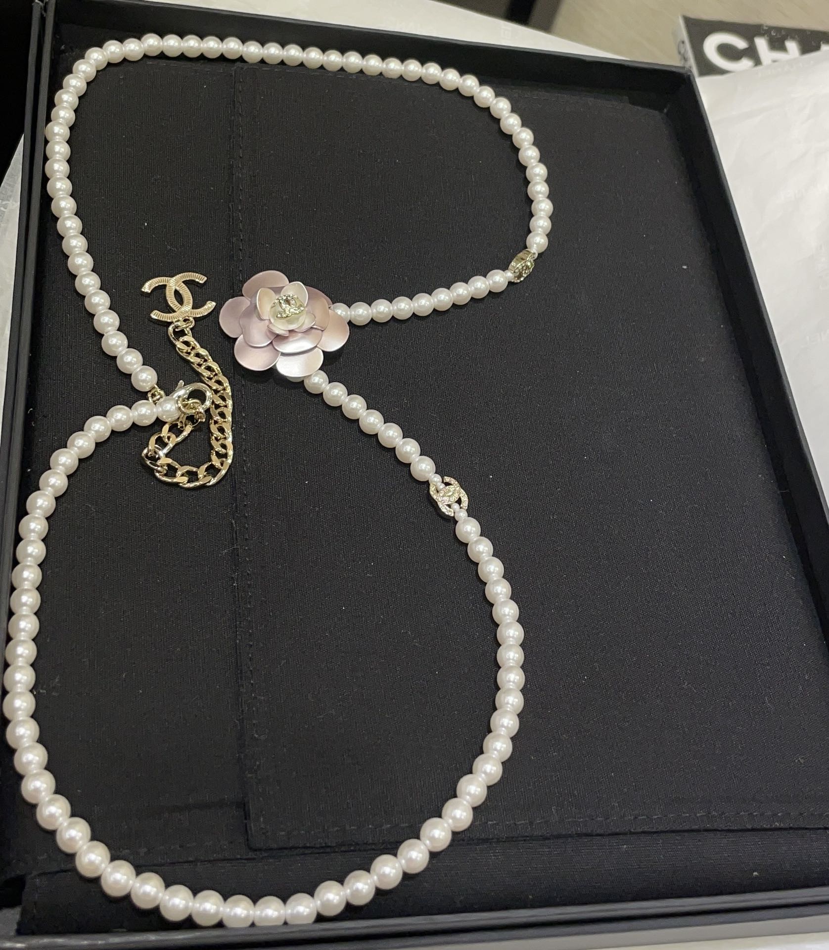 NO:634846,88300, today’s new product is the same style as Jennie’s 23C new gold full diamond double C light pink camellia pearl waist chain. The exclusive and super hard-to-buy series of rich and precious flowers. The petals are shining with pink and purple pearls. They are so beautiful that they can’t take their eyes away. It is completely synonymous with gentleness and fairy spirit. Waist chain, sweater chain, wrap it twice as a short chain. Exclusive purchase from yb developed Swarovski diamonds. Customized pearls, sweaters, Cardia high-end jewelry.1986090988300,今日新品jennie同款 23C新款金色满钻双C淡粉色山茶花珍珠腰链 专贵超级难买系列人间富贵花标配 花瓣透着粉紫色珠光 美得挪不开眼 完全就是温柔仙气的代名词 腰链 毛衣链 绕两圈当短链 独家购入yb 开发 施华洛钻 定制珍珠,,sweaters,卡迪亚高端饰品,Jewelry