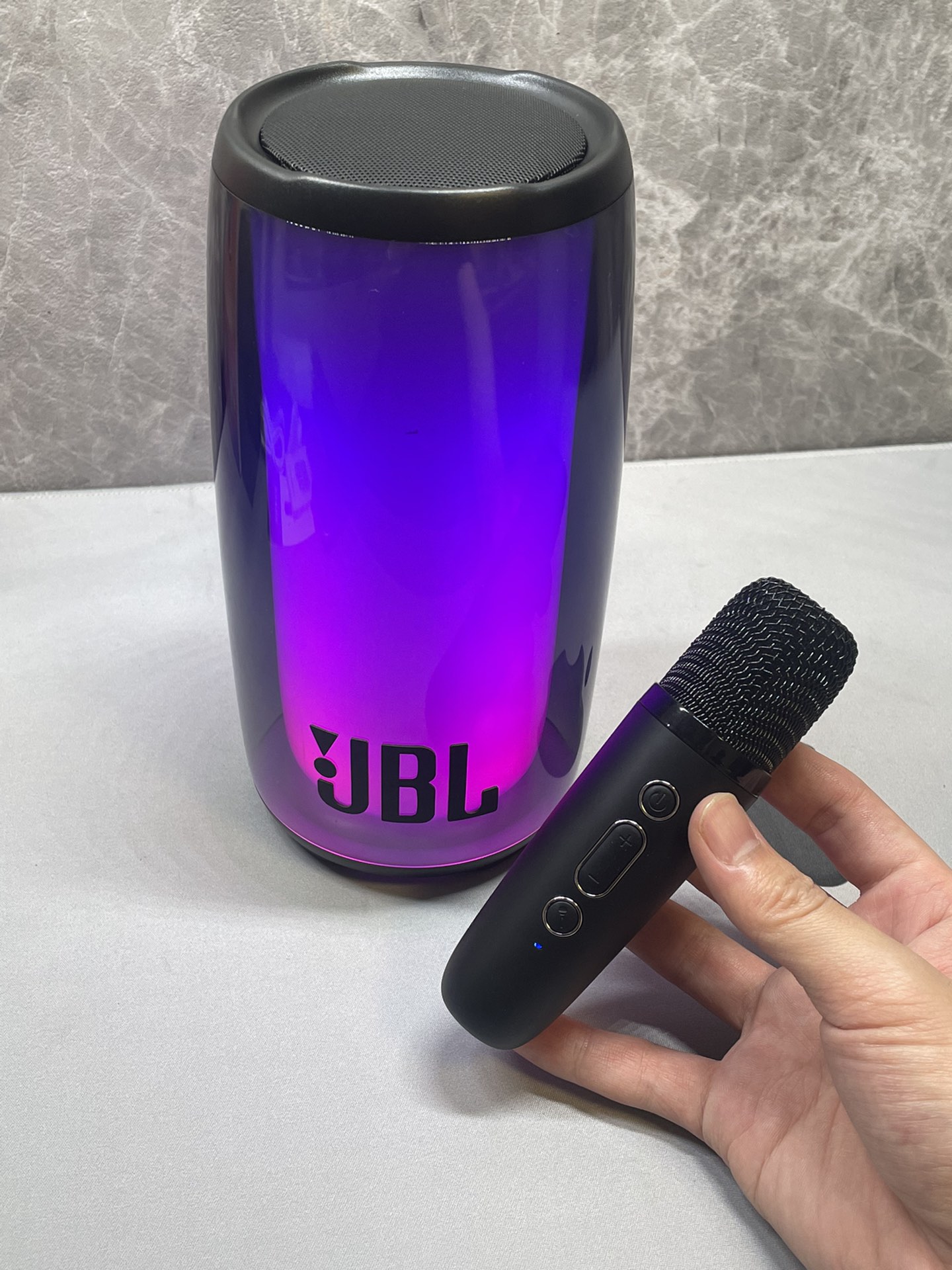 新款上架‼️
JBL脉动6 蓝牙音响 工厂直批💰170

全新更新脉动6蓝牙音箱 带麦克风话筒 K歌神器
自带氛围灯 小型聚会 开会 户外活动必备单品 
麦克风有效距离10米 足够日常小型会议活动需求
带智能语音助手 麦克风自带变声器❗️
按照说明书下载对应app 可激活语音助手功能 语音对话 语音点歌 语音导航 语音打电话 超级方便❗️
支持蓝牙连接 内存卡 电脑连接 多种连接方式
➕➖键（按一下切歌 长按调节大小声）
🔆灯光键 短按此键可切换灯光模式 
M键 长按TWS 短按模式切换
售后：机身膜不撕 不刮花 包装完整15天可退换 保修三个月‼️