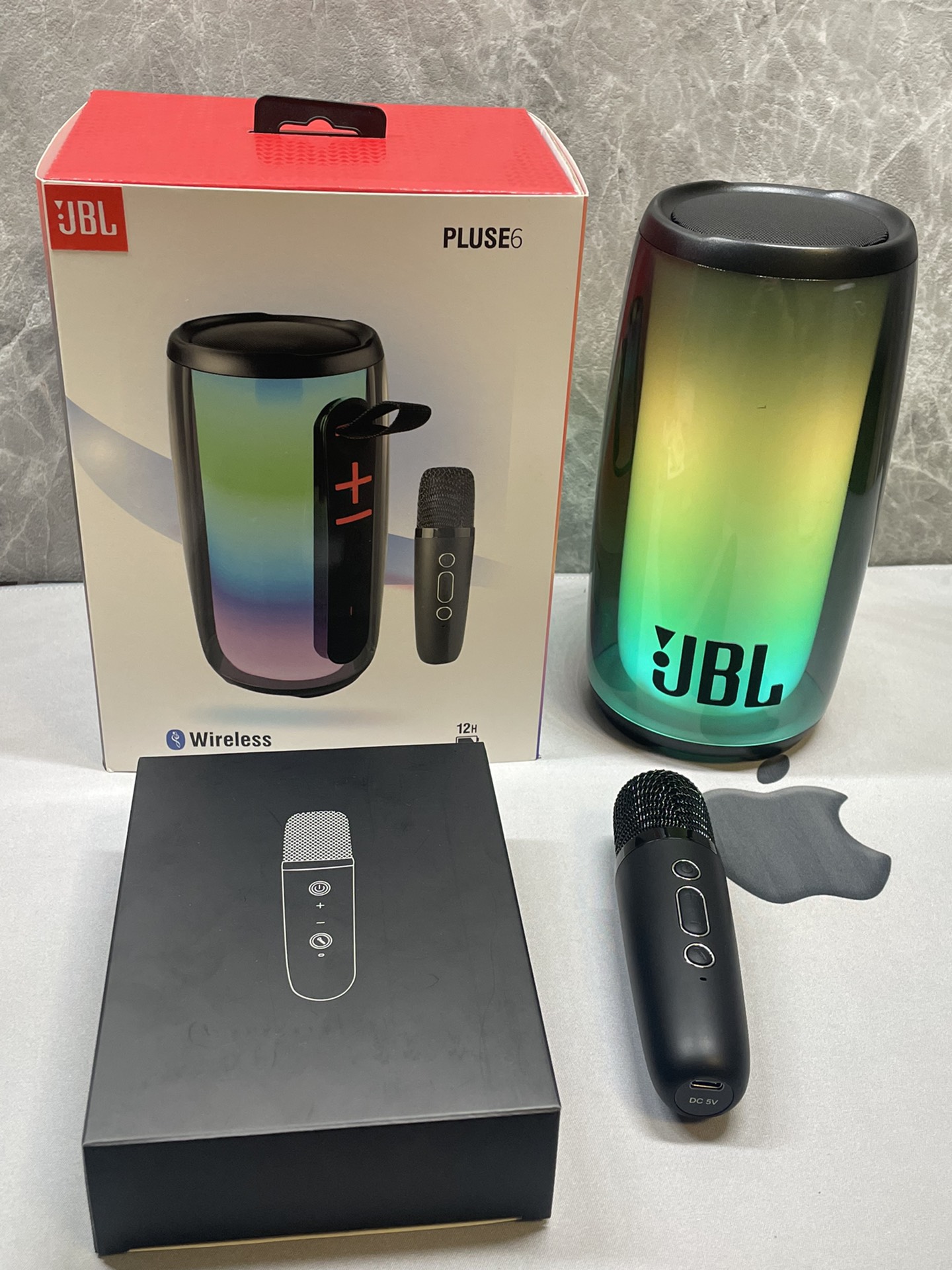 新款上架‼️
JBL脉动6 蓝牙音响 工厂直批💰170

全新更新脉动6蓝牙音箱 带麦克风话筒 K歌神器
自带氛围灯 小型聚会 开会 户外活动必备单品 
麦克风有效距离10米 足够日常小型会议活动需求
带智能语音助手 麦克风自带变声器❗️
按照说明书下载对应app 可激活语音助手功能 语音对话 语音点歌 语音导航 语音打电话 超级方便❗️
支持蓝牙连接 内存卡 电脑连接 多种连接方式
➕➖键（按一下切歌 长按调节大小声）
🔆灯光键 短按此键可切换灯光模式 
M键 长按TWS 短按模式切换
售后：机身膜不撕 不刮花 包装完整15天可退换 保修三个月‼️